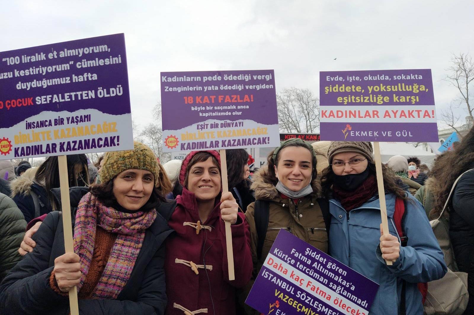 8 Mart kadın buluşmasında, kadınlar pankartlar dövizler