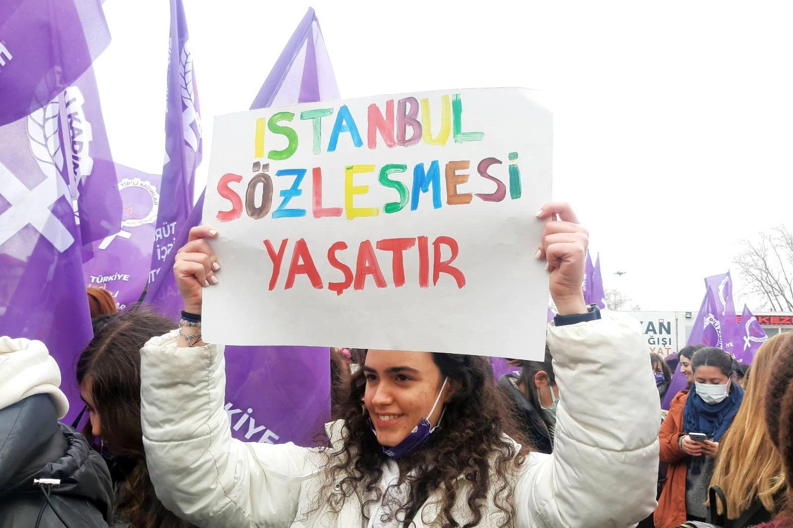 8 Mart kadın buluşmasında, kadınlar pankartlar dövizler