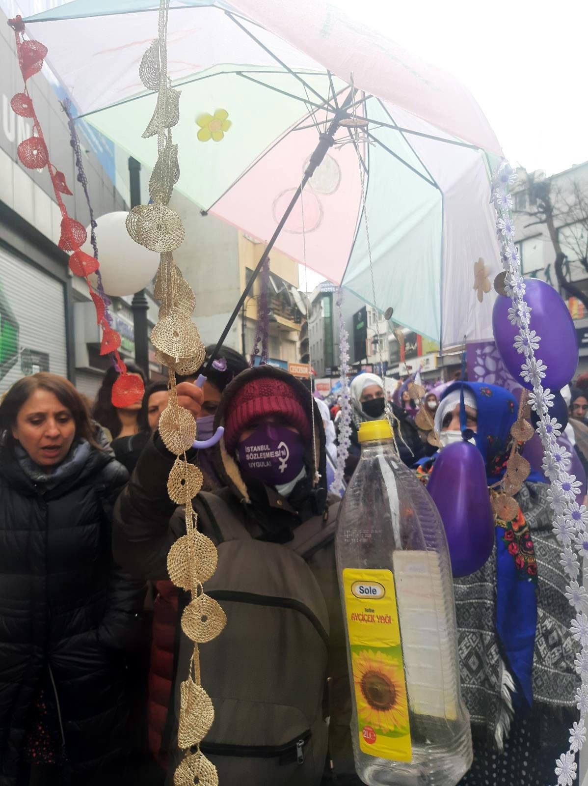 8 Mart kadın buluşmasında, kadınlar pankartlar dövizler