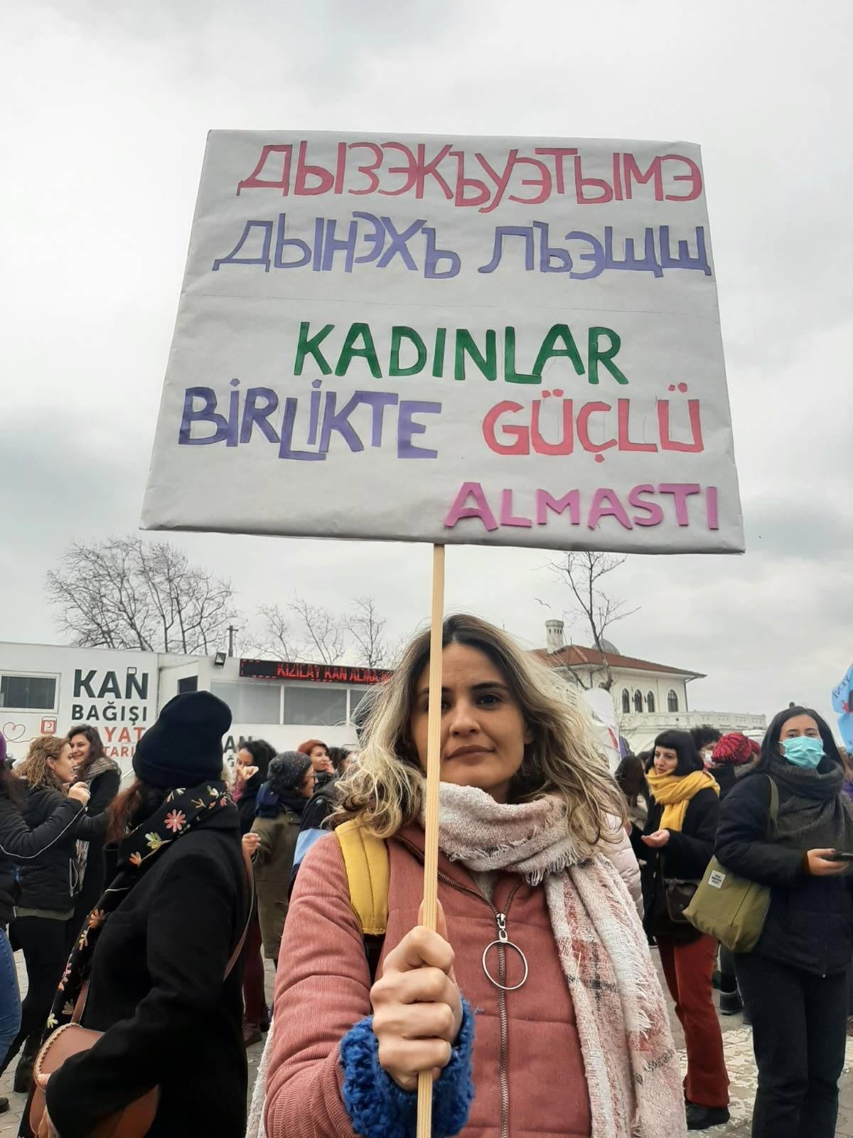 8 Mart kadın buluşmasında, kadınlar pankartlar dövizler