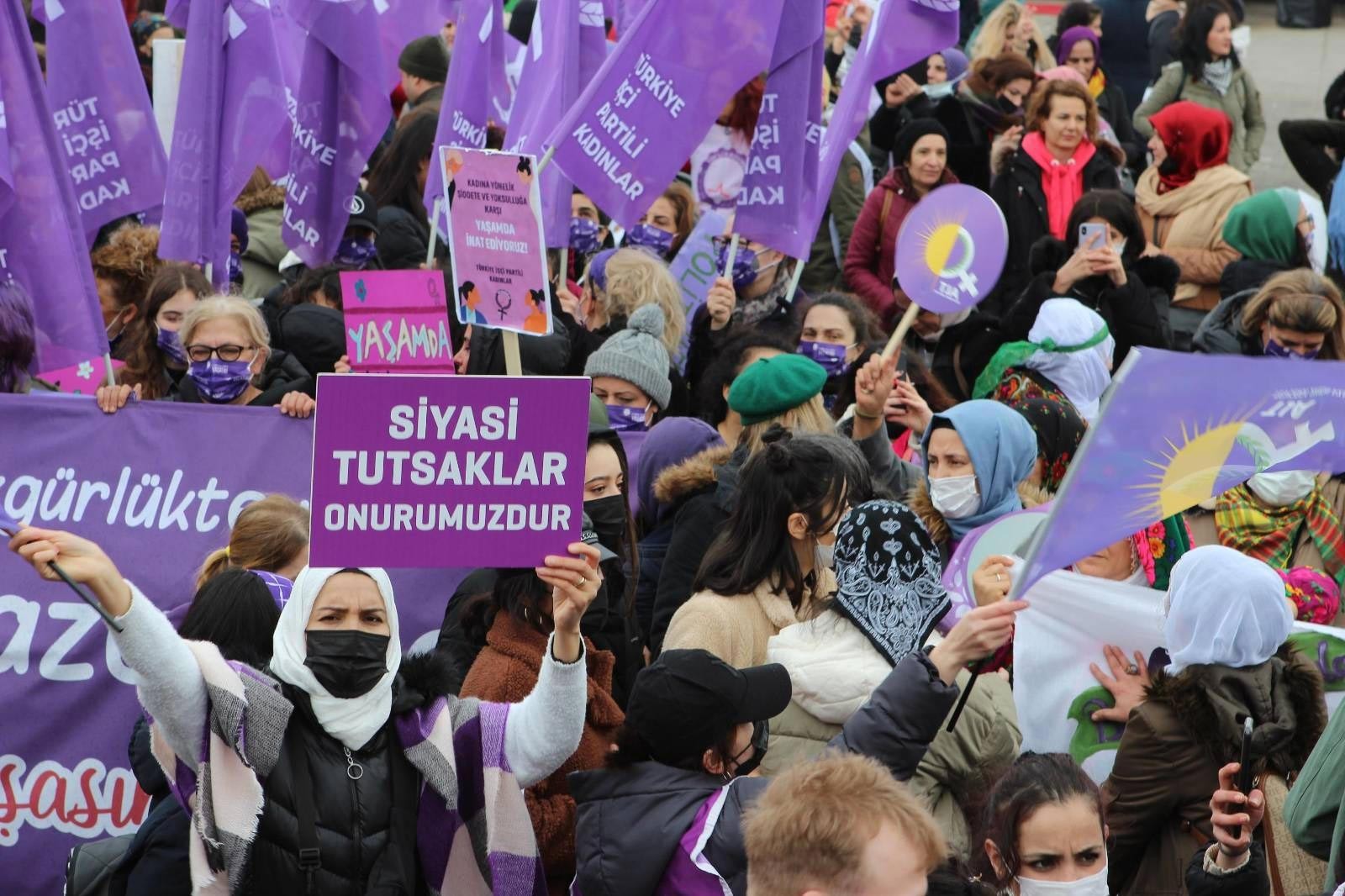 8 Mart kadın buluşmasında, kadınlar pankartlar dövizler