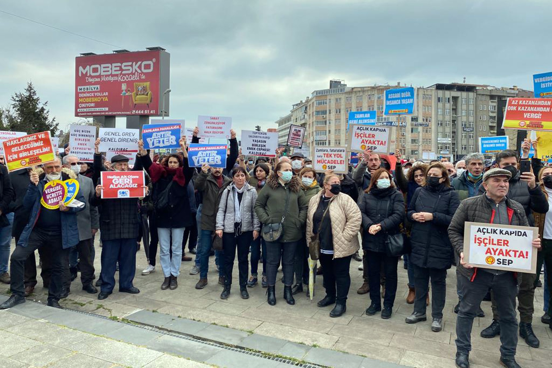 Kocaeli'de gerçekleştirilen kitlesel basın açıklamasından bir fotoğraf.