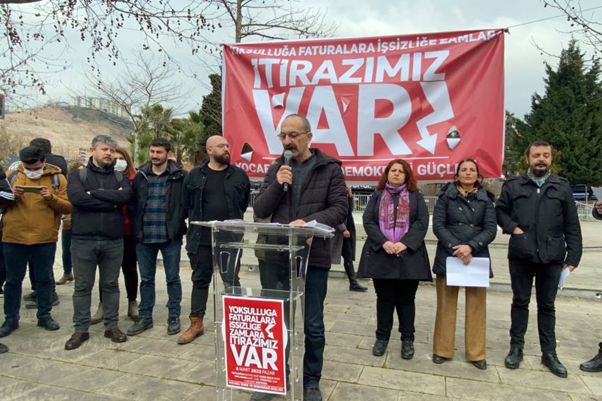 Kocaeli'de gerçekleştirilen kitlesel basın açıklamasından bir fotoğraf.