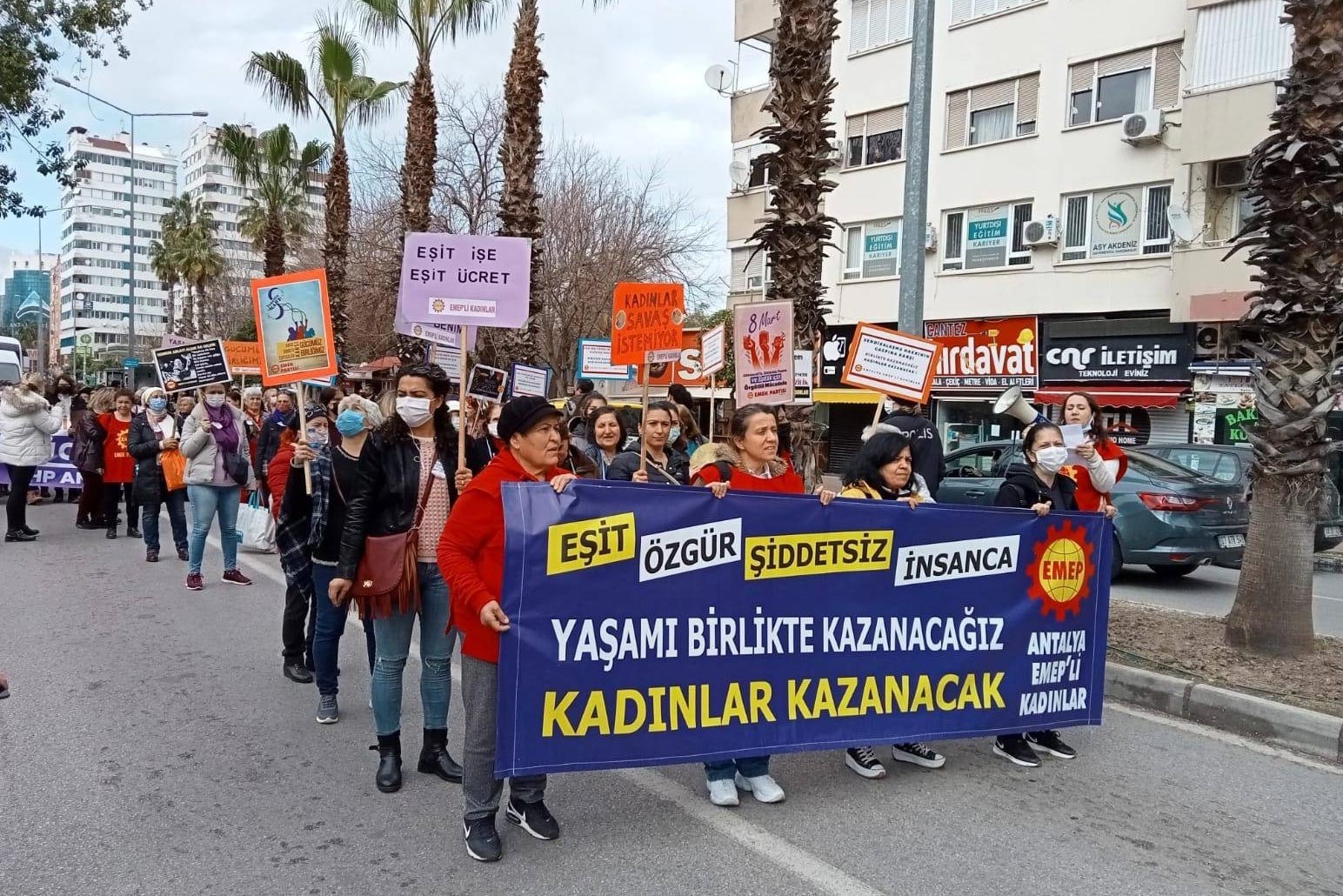 Antalya'da meydana yürüyen kadınlar