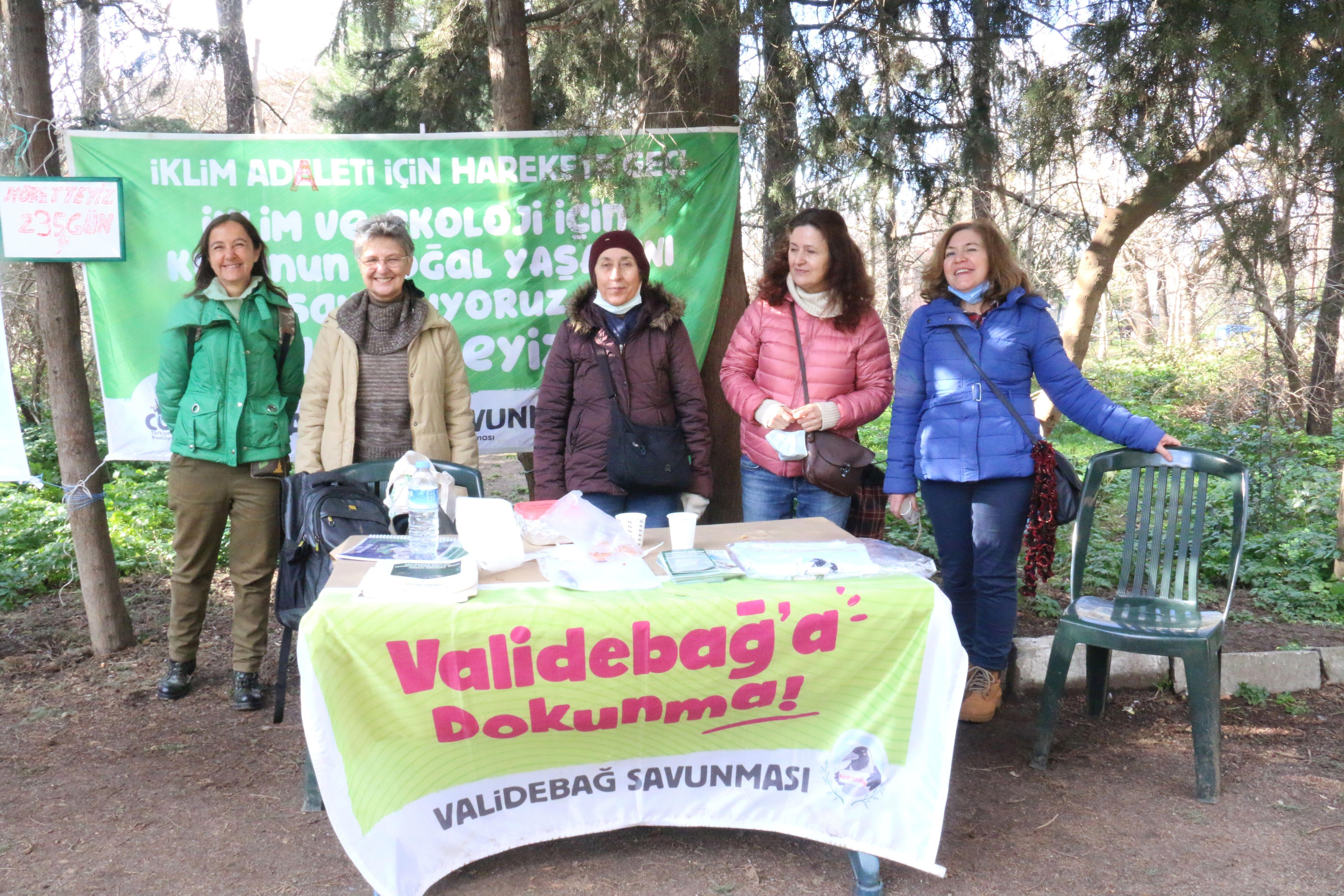 Validebağ Savunması masası ve arkasında kadınlar