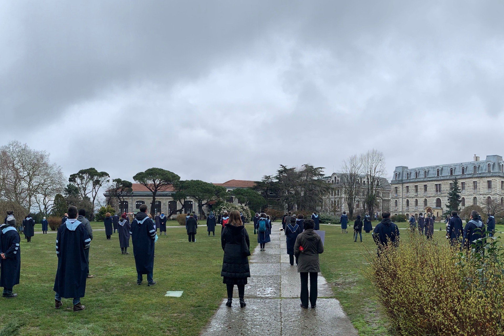 Boğaziçi Üniversitesinde sırtlarını rektörlük binasına dönen akademisyenler