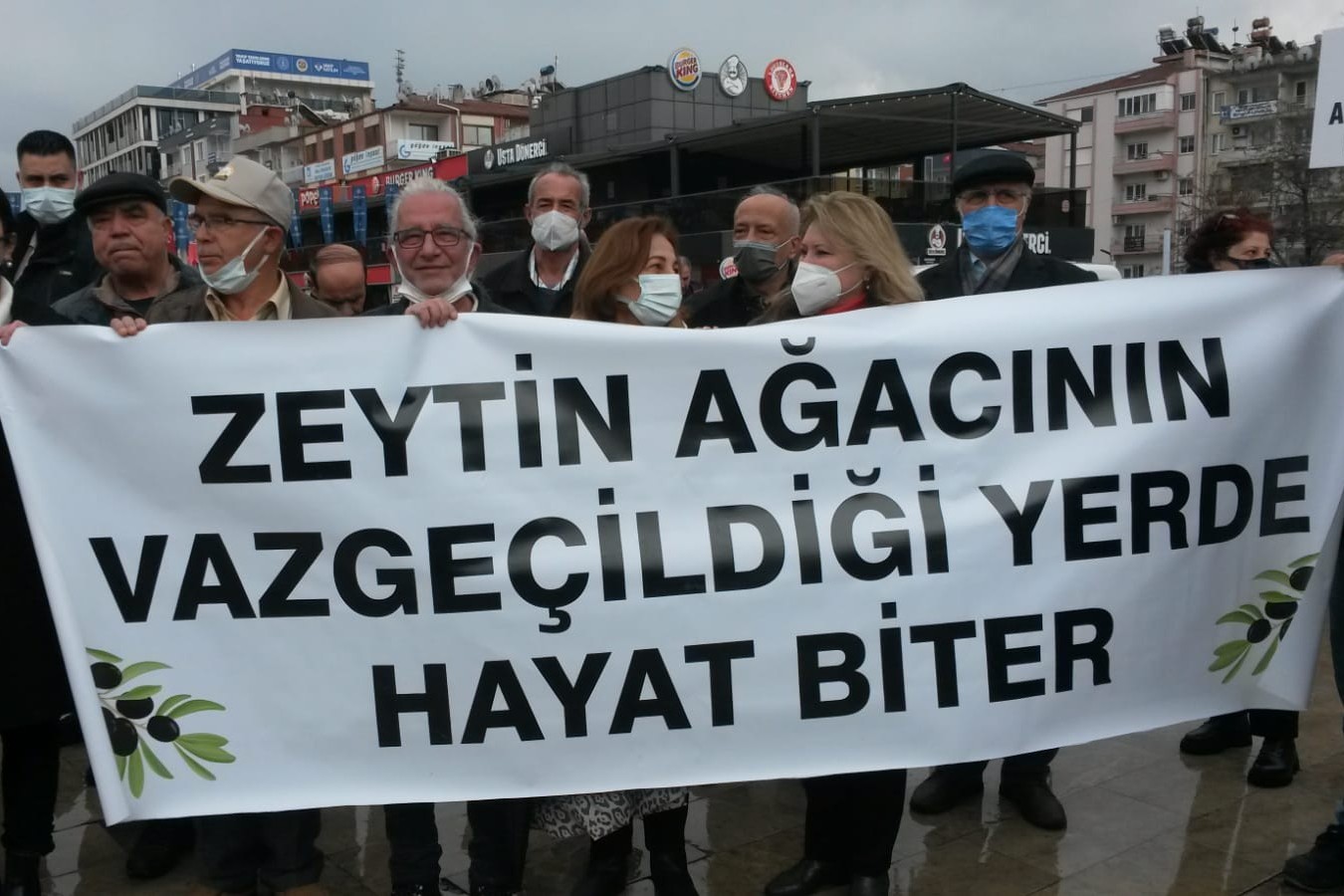 Zeytin ağacının vazgeçildiği yerde hayat biter yazılı döviz