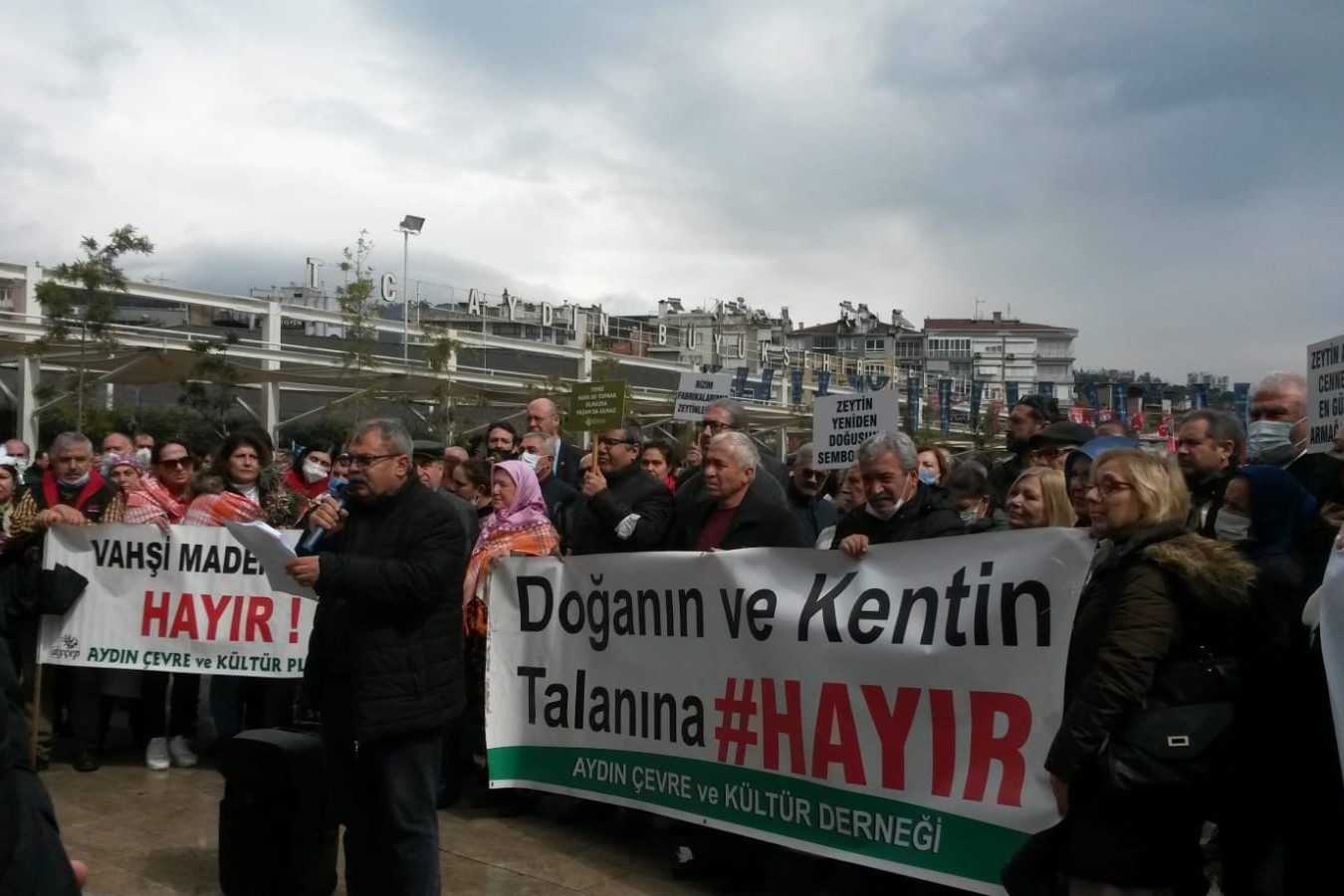 Aydınlılar Zeytin yönetmeliğini protesto etti