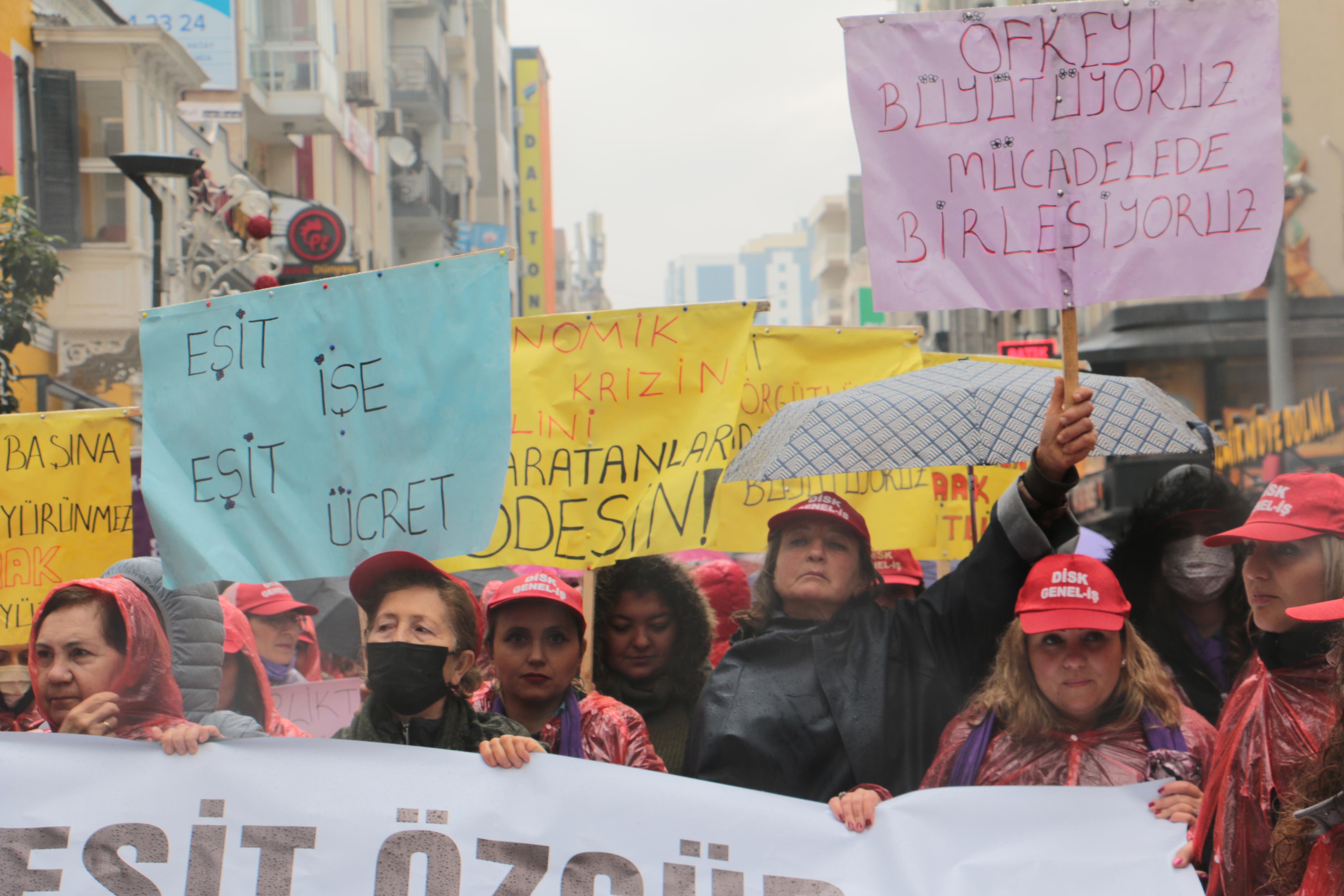 İşçi kadınlar eylemde ellerinde dövizler taşıyor