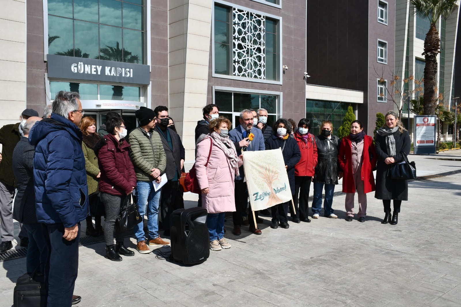 İzmir'de kitle örgütleri temsilcileri adliye önünde açıklama yaptı