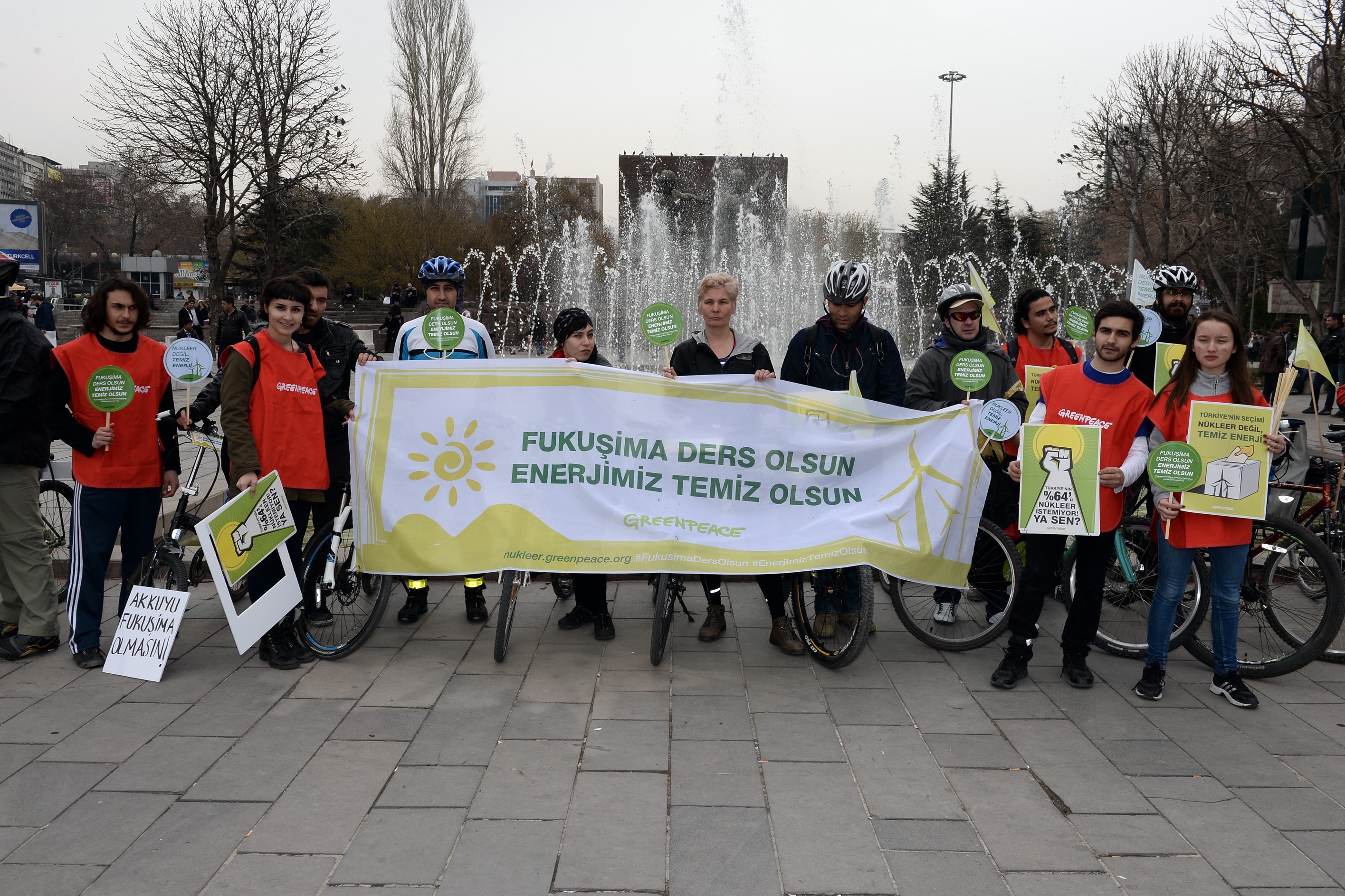 Fukuşima felaketini protesto eden bisikletliler.