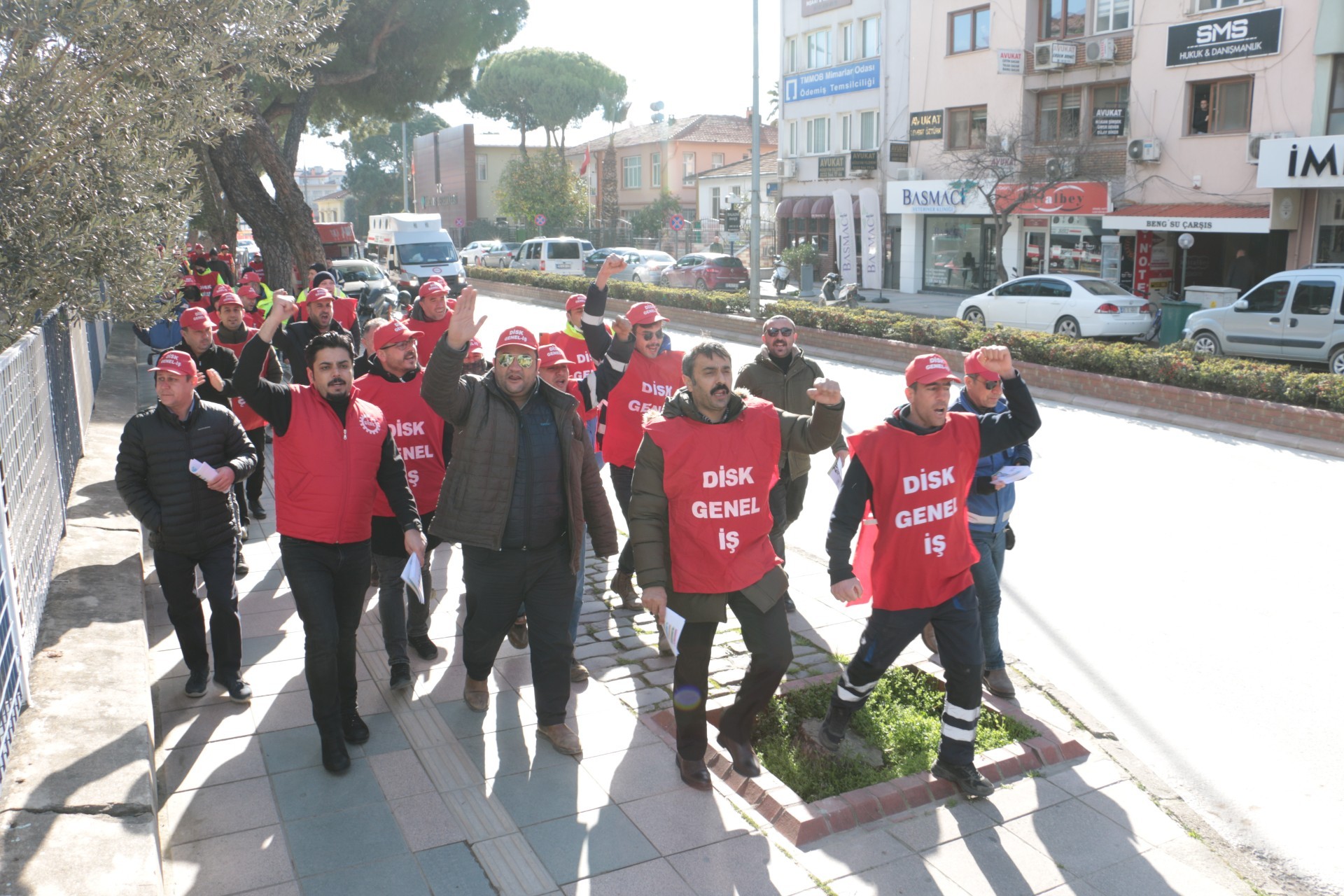 Genel-İş İzmir 2 No’lu Şube üyesi işçiler yürüyüş yaptı