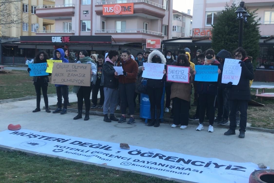 Muğla Sıtkı Koçman Üniversitesi öğrencileri ulaşım zammını protesto etti