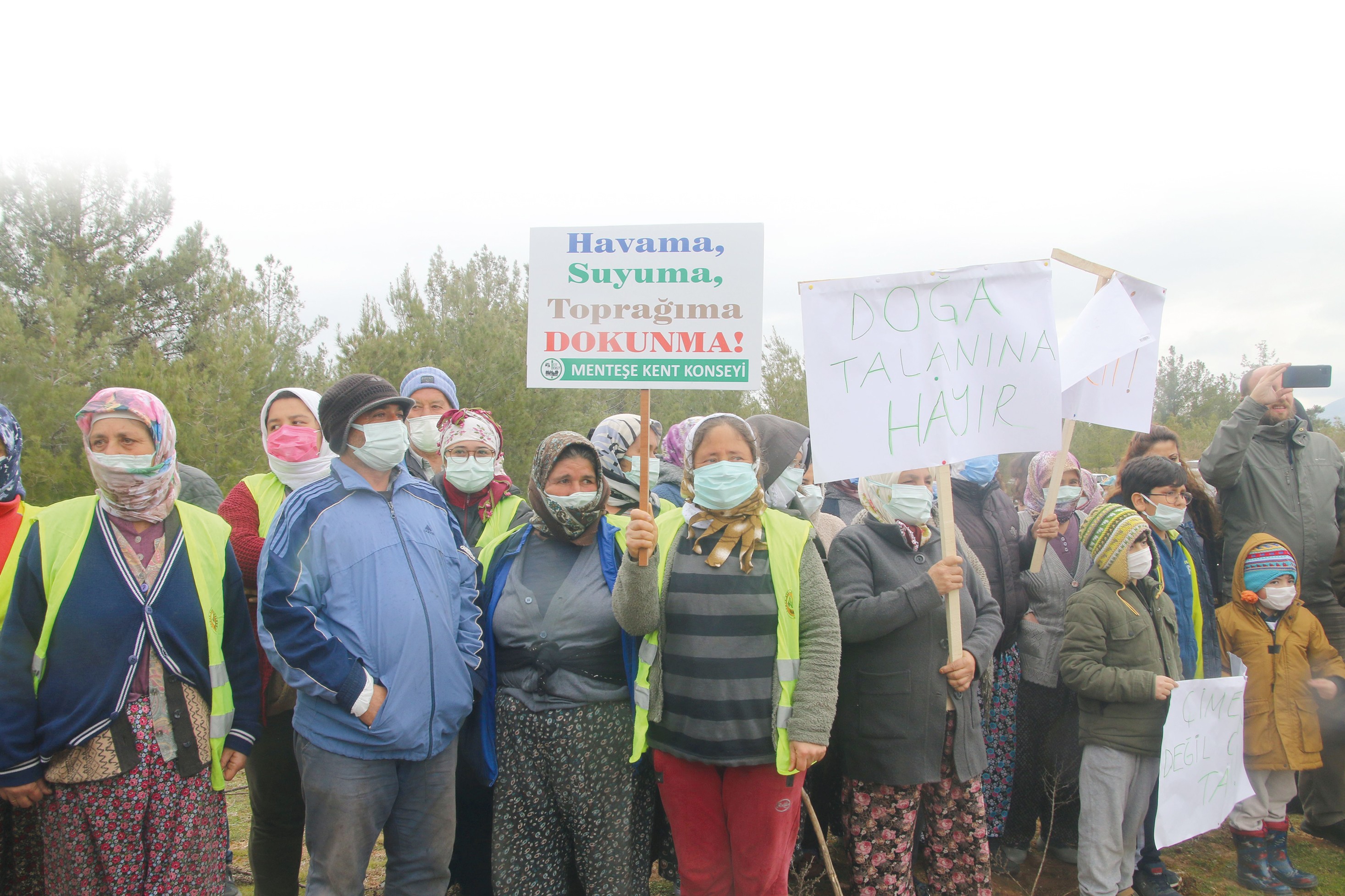 Çimento fabrikasına karşı eylem yapan köylüler.