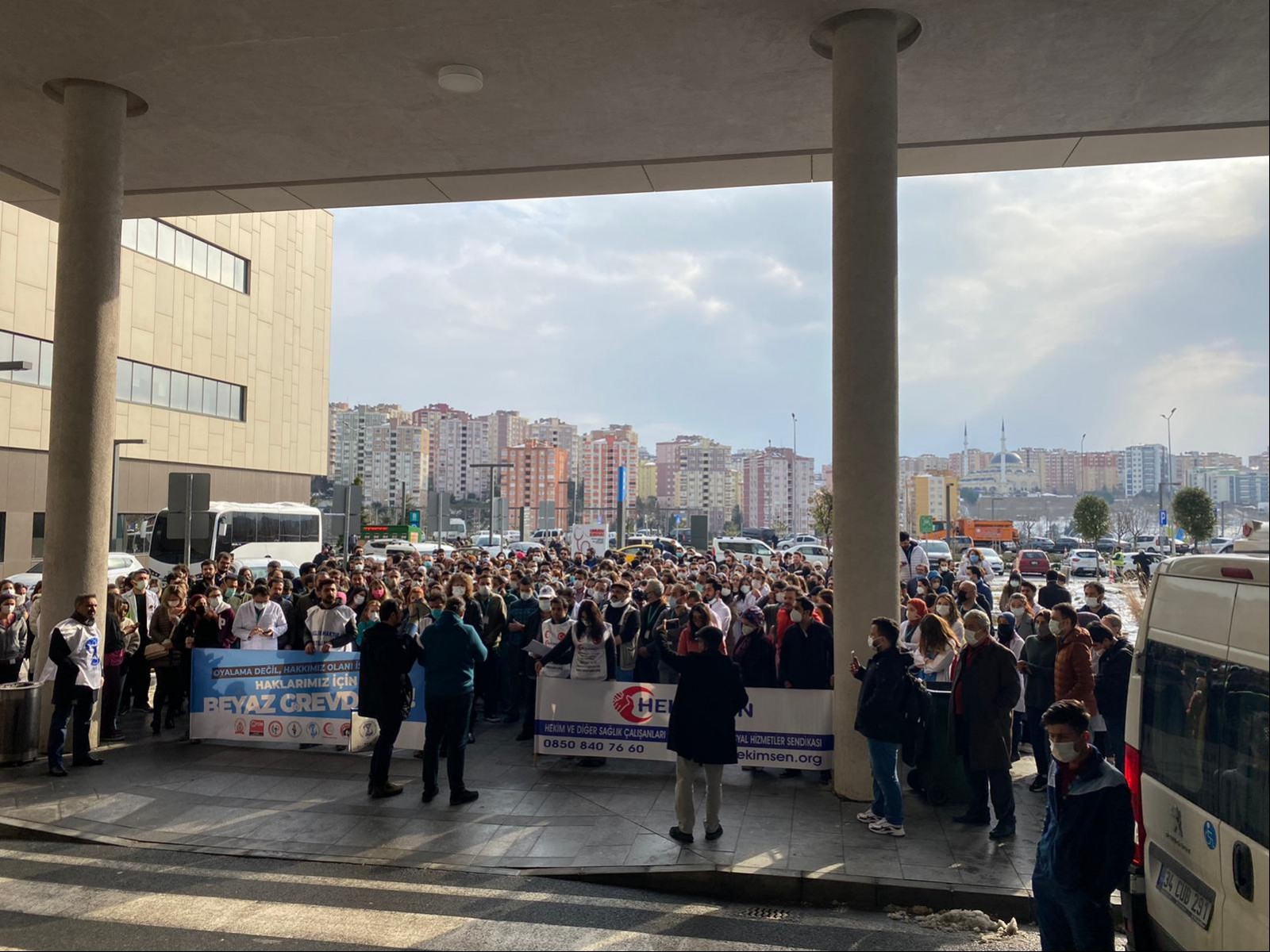 Çam Sakura Şehir Hastanesinde basın açıklaması yapan sağlık emekçileri