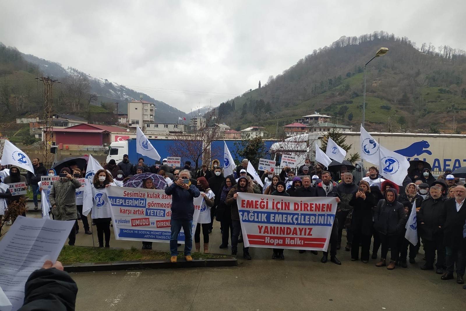 Hopa'da sağlık çalışanlarının eylemi