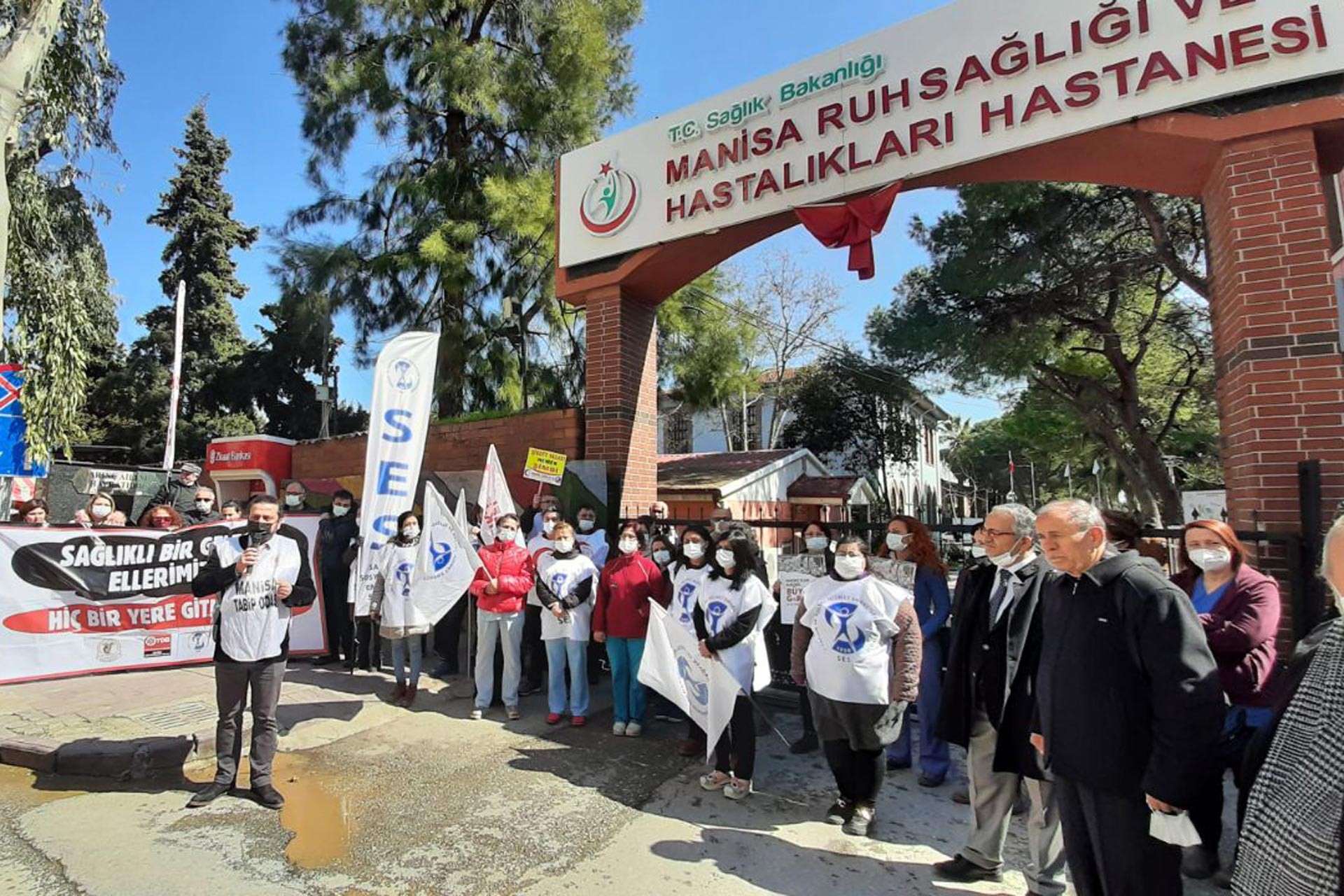 Manisa Ruh Sağlığı Hastanesi önündeki eylem