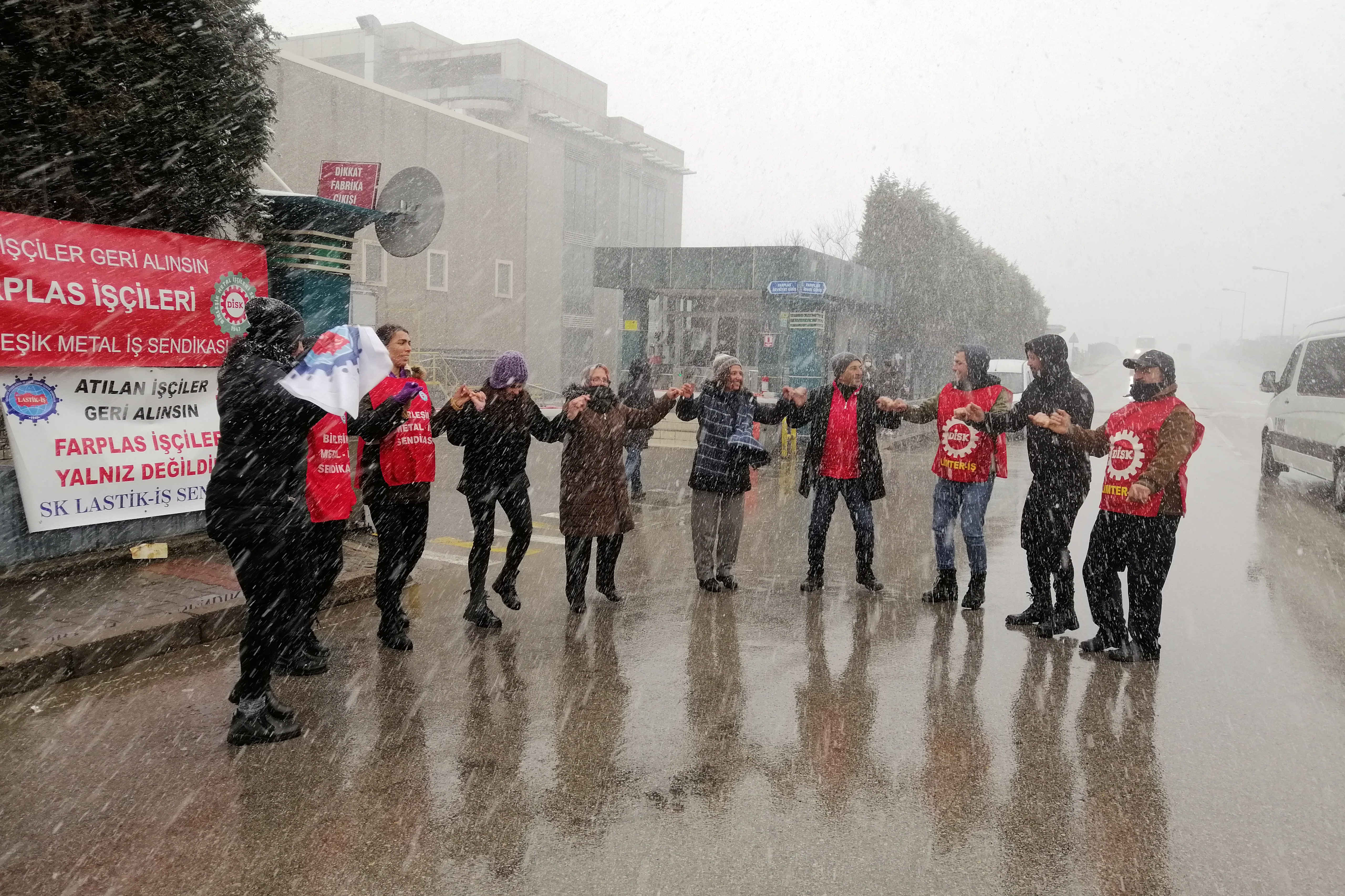 Direnişteki Farplas işçileriyle Emek Partisi üyeleri karın altında halay çekerken.