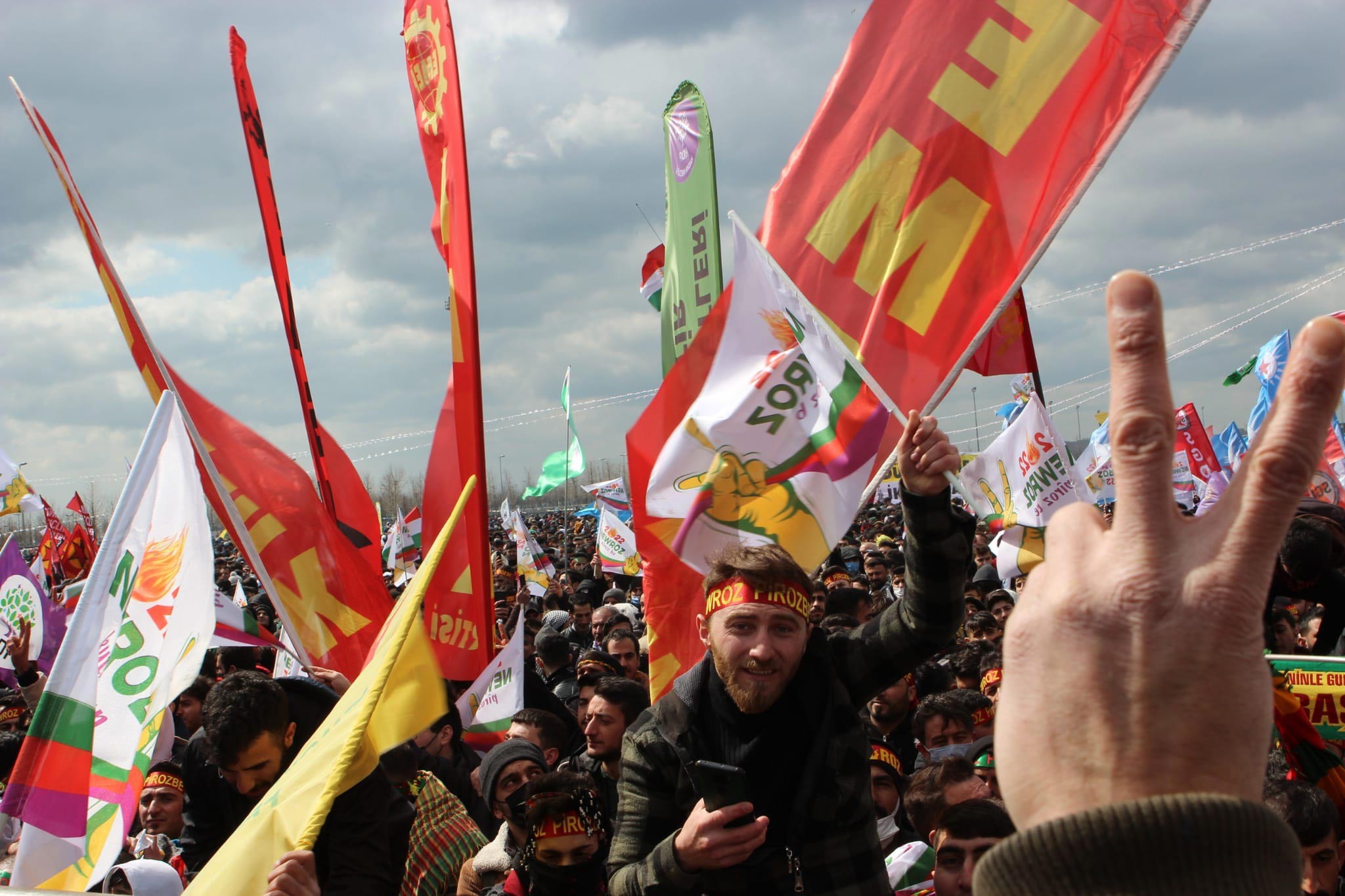 İstanbul'daki Newroz mitinginde coşkulu kalabalık