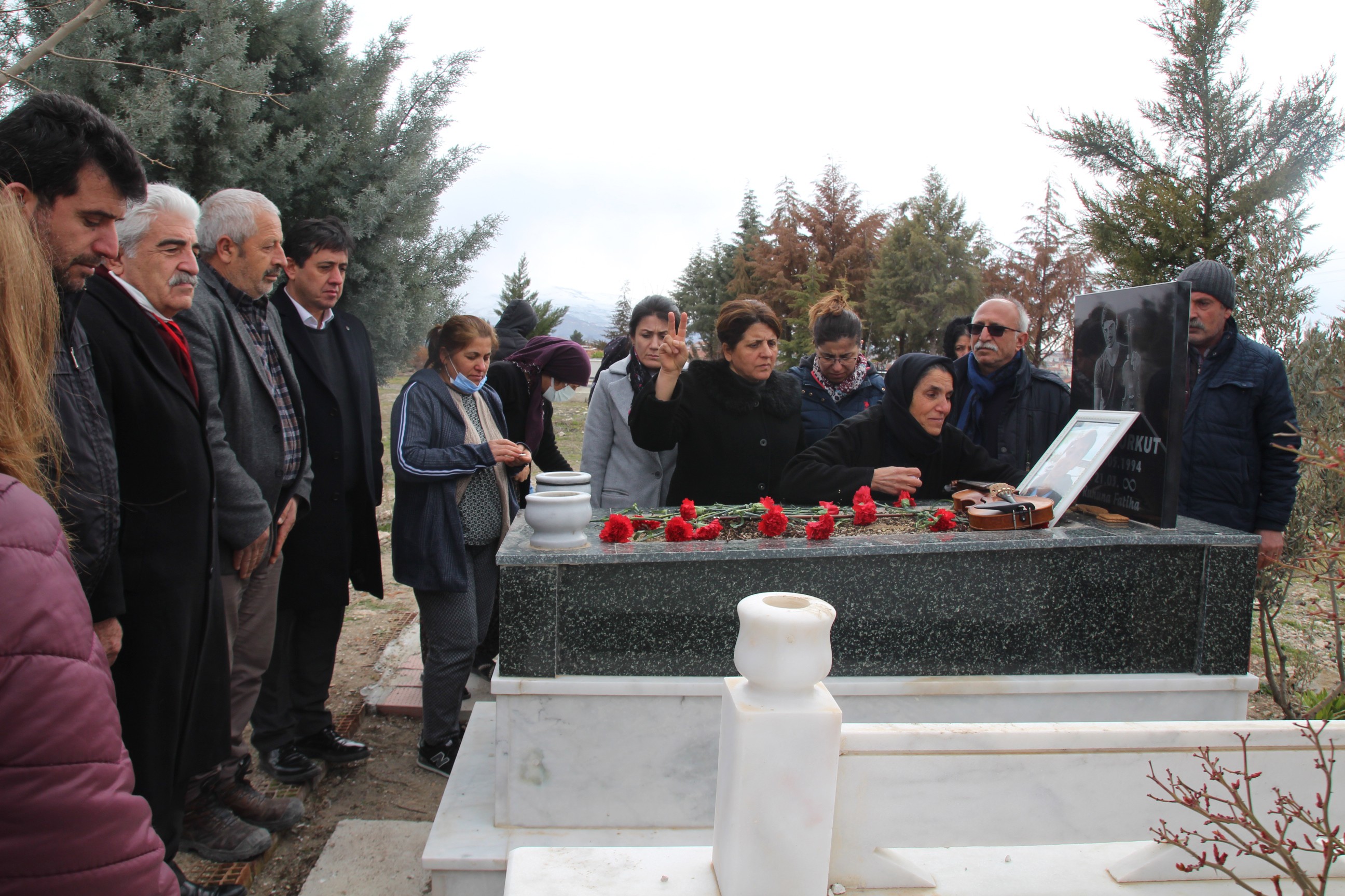 Diyarbakır'da 2017 yılındaki Newroz kutlamalarında polis kurşunuyla öldürülen Kemal Kurkut, ölümünün 5'inci yıl dönümünde Malatya'da mezarı başında anıldı.