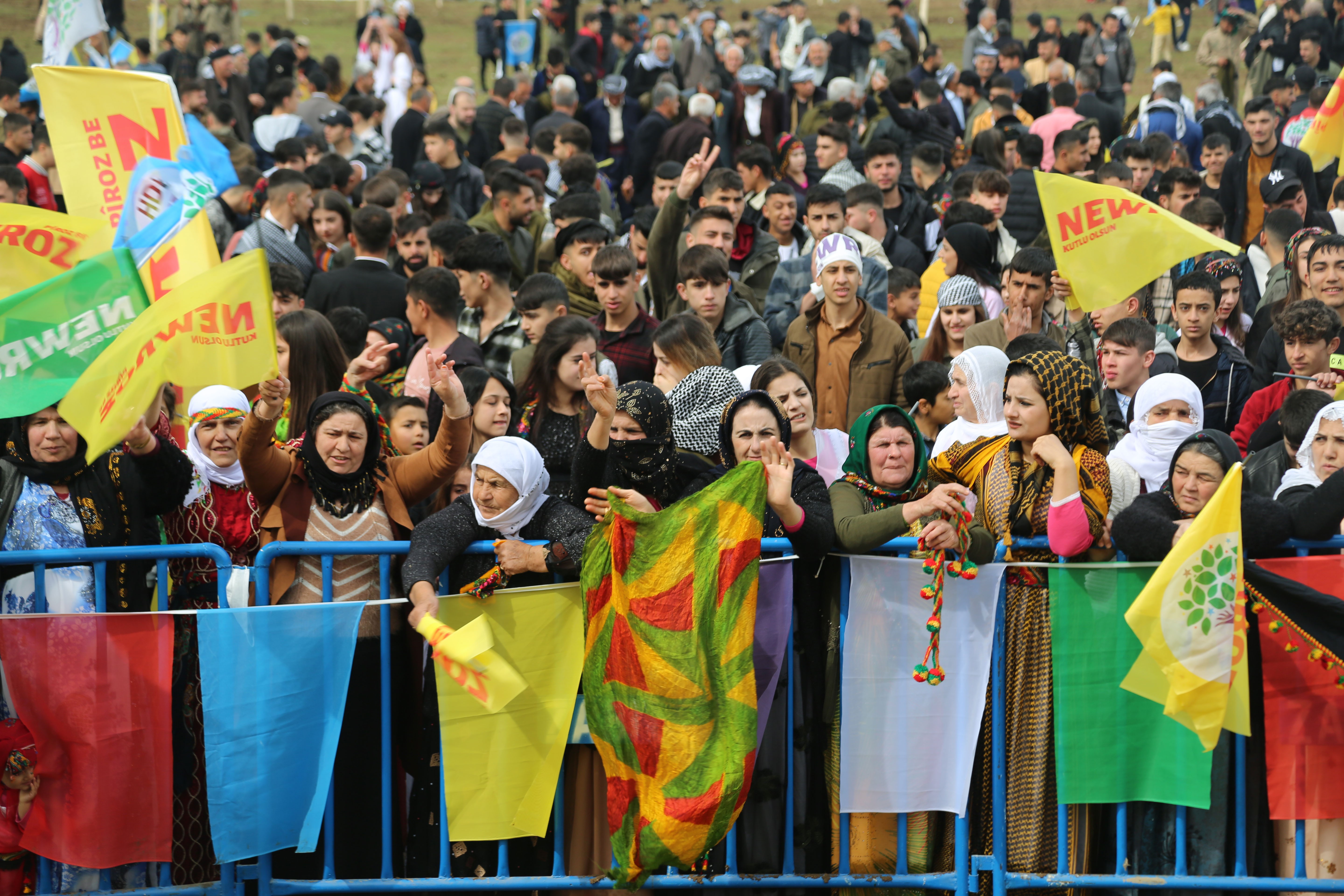 Cizre Newroz'unda coşkulu kalabalık