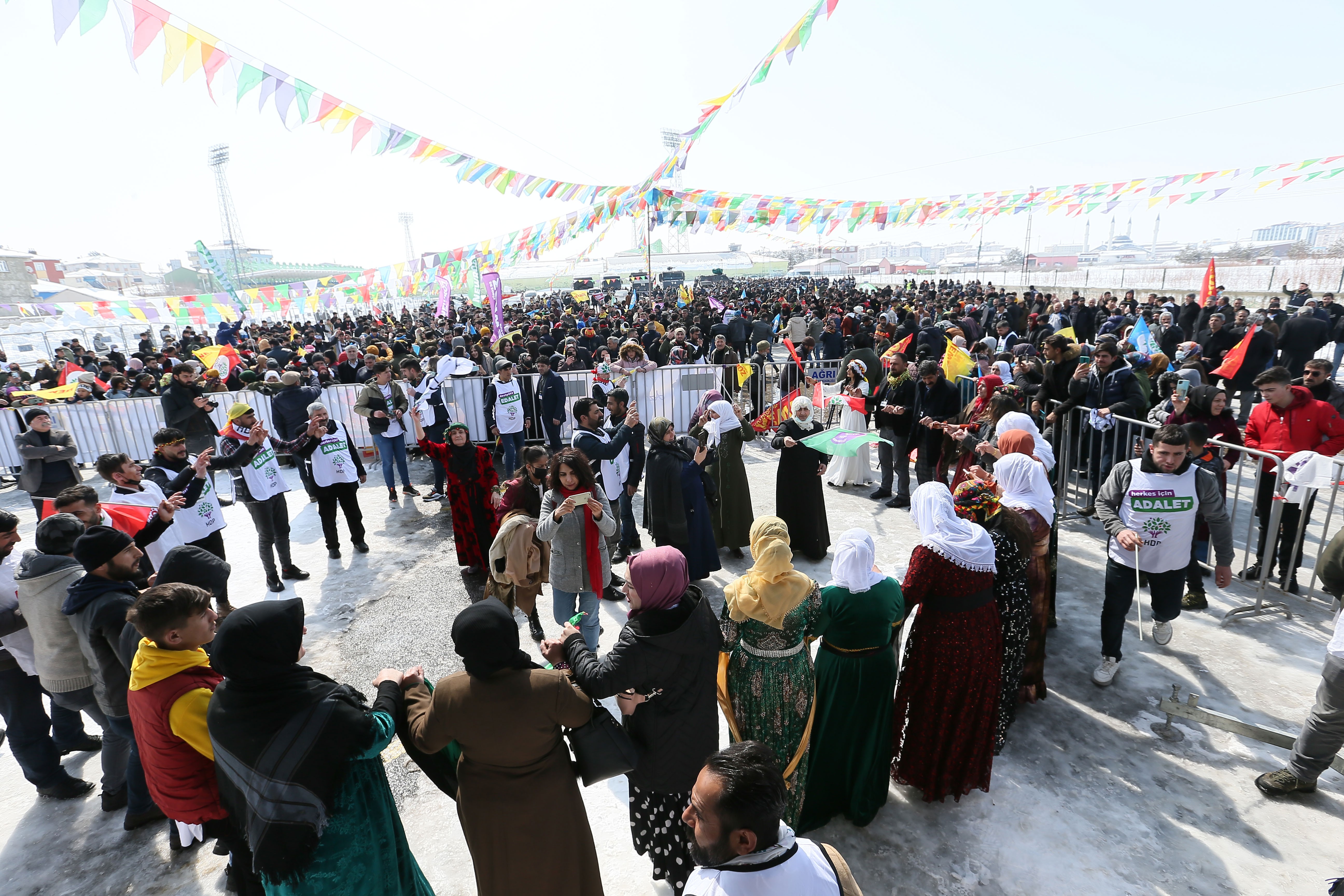 Ağrı Newroz'unda coşkulu kalabalık