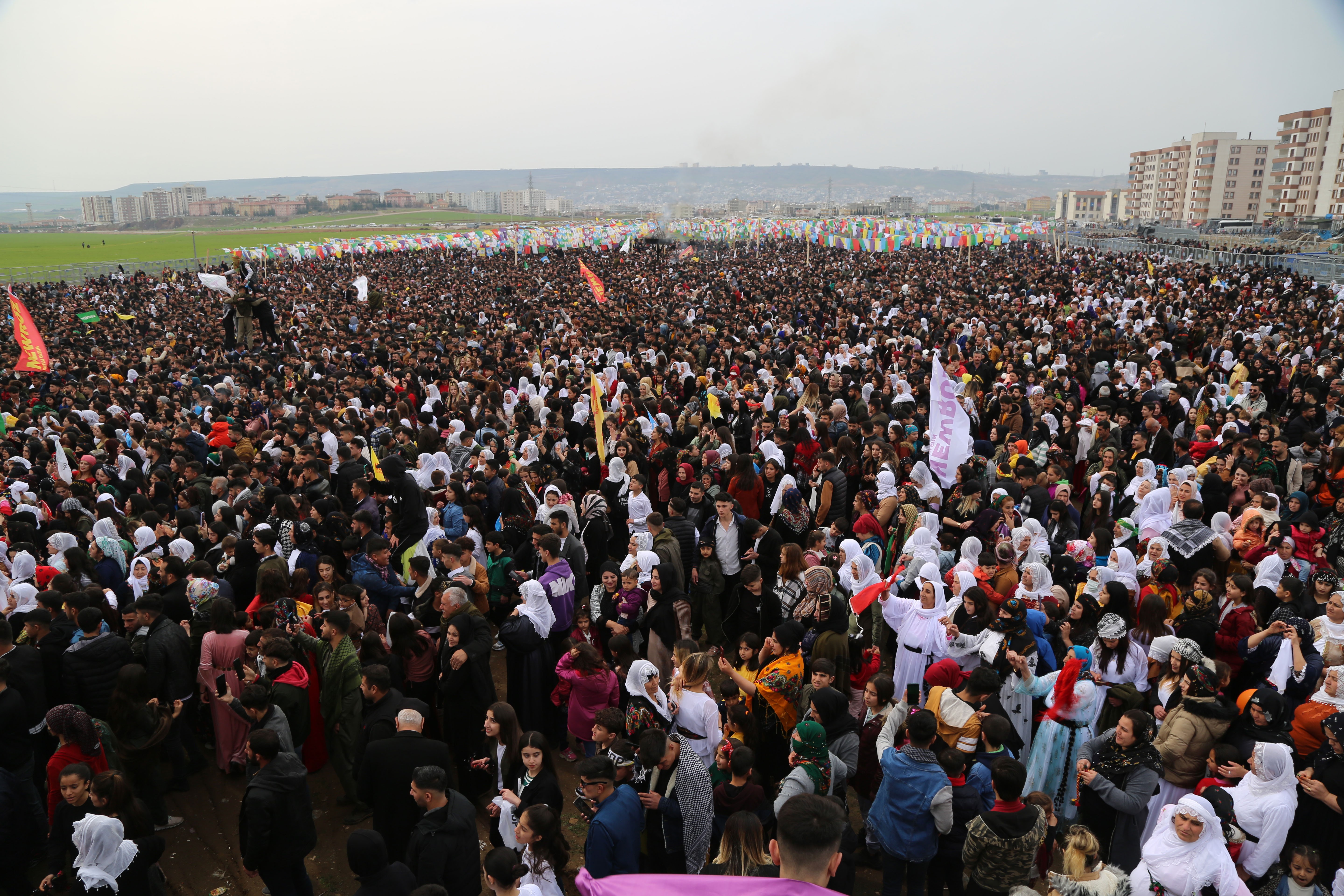 Cizre Newroz'unda coşkulu kalabalık