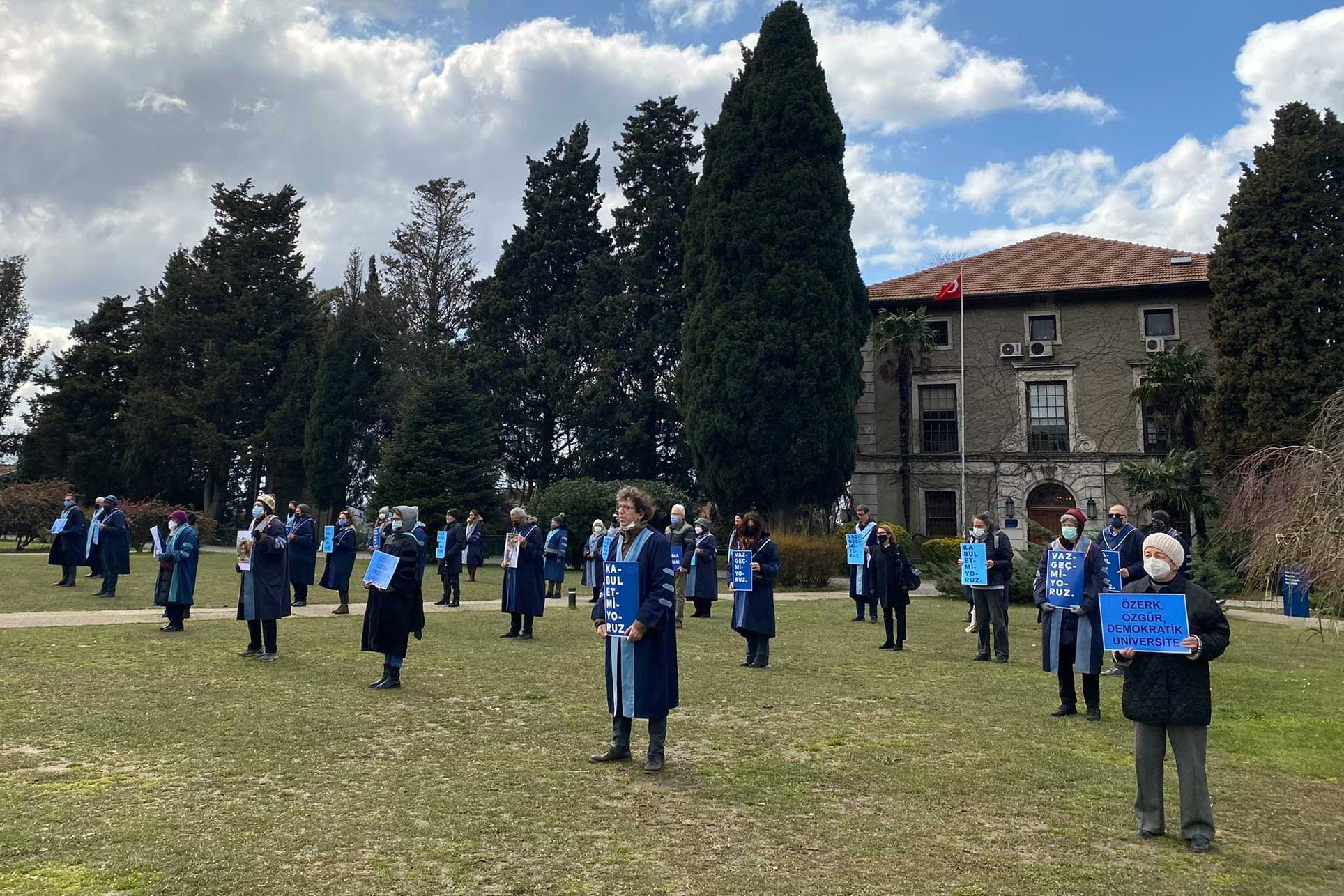 301. kez rektörlük binasına sırt dönen Boğaziçi Üniversitesi akademisyenleri 