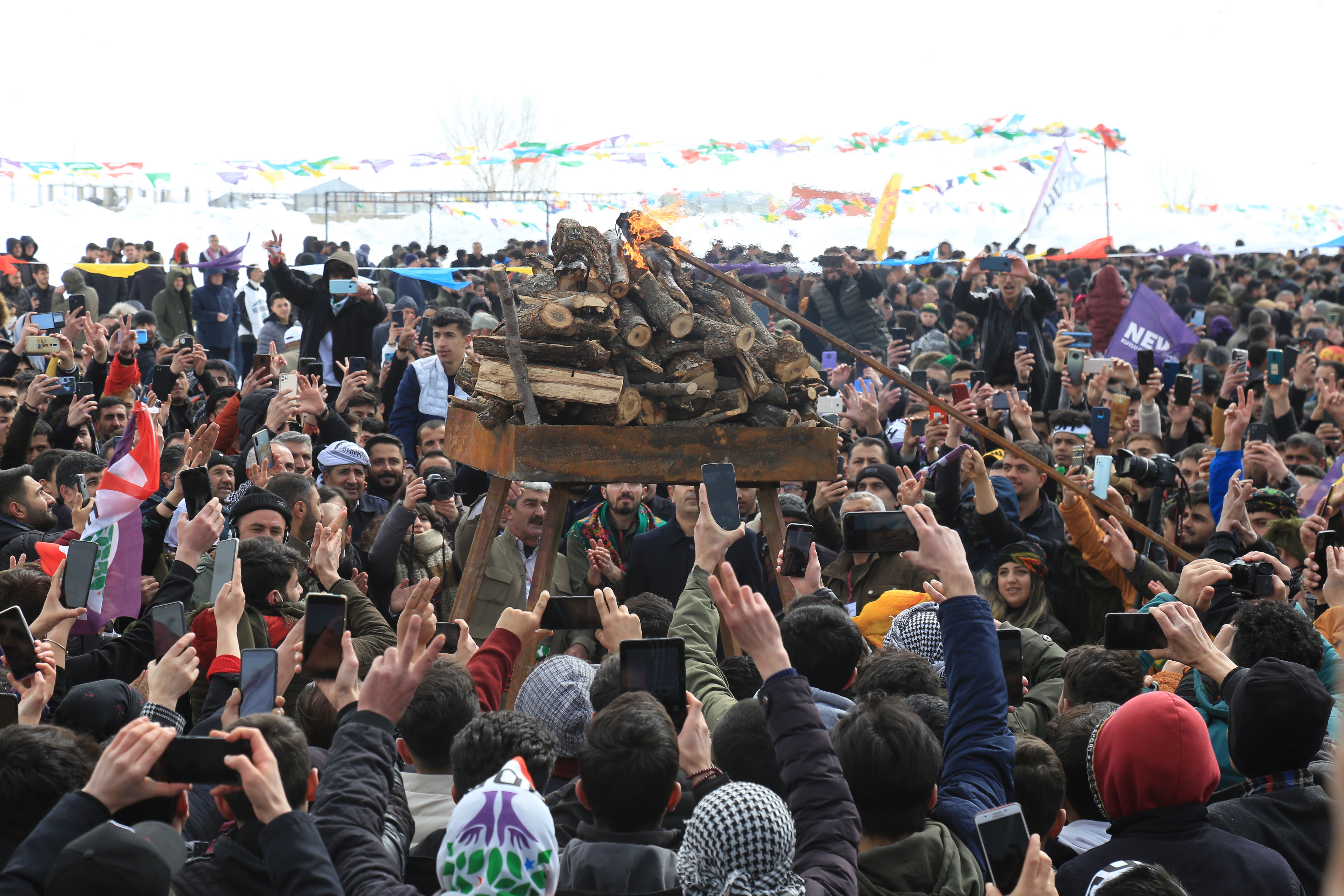 Yüksekova Newroz'unda coşkulu kalabalık