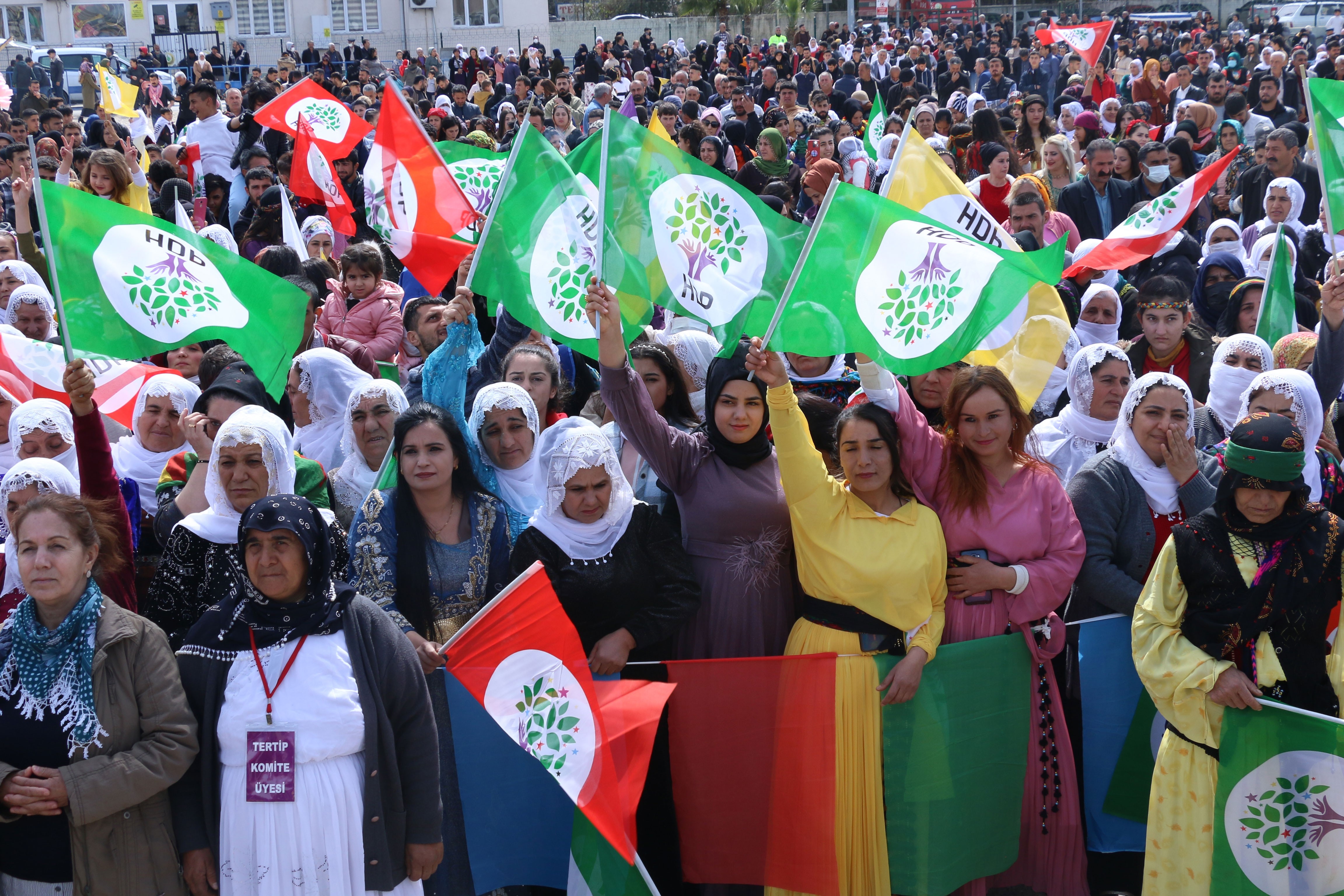 Ceyhan Newroz'unda coşkulu kalabalık