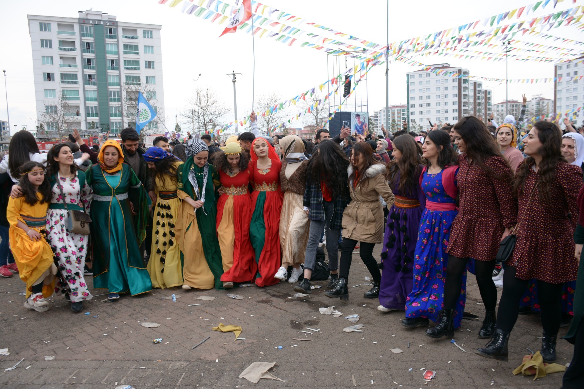 Diyarbakır Newroz'una katılan kadınlar