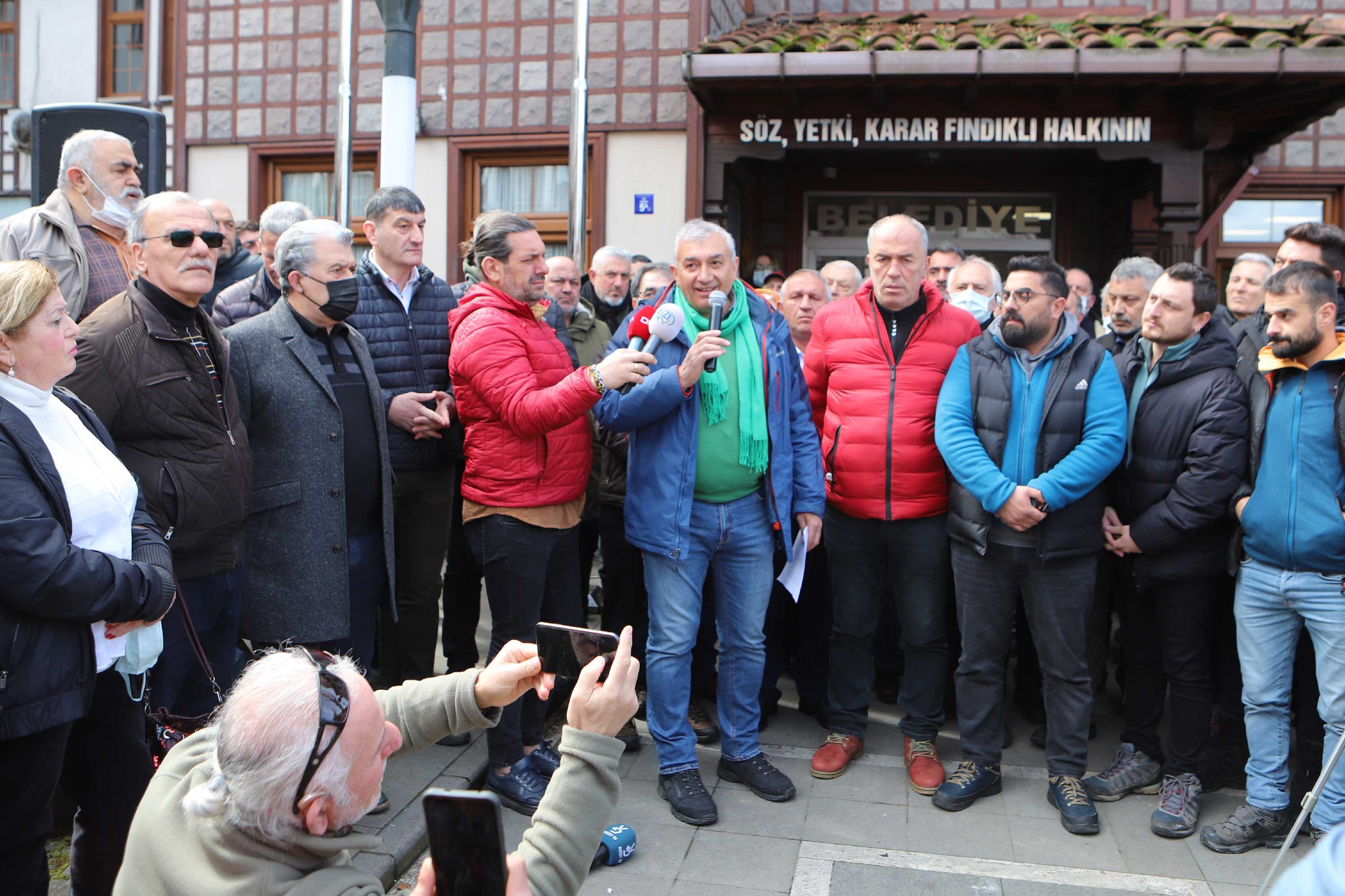 Fındıklı Belediye Başkanı Ercüment Çervatoğlu açıklama yaparken