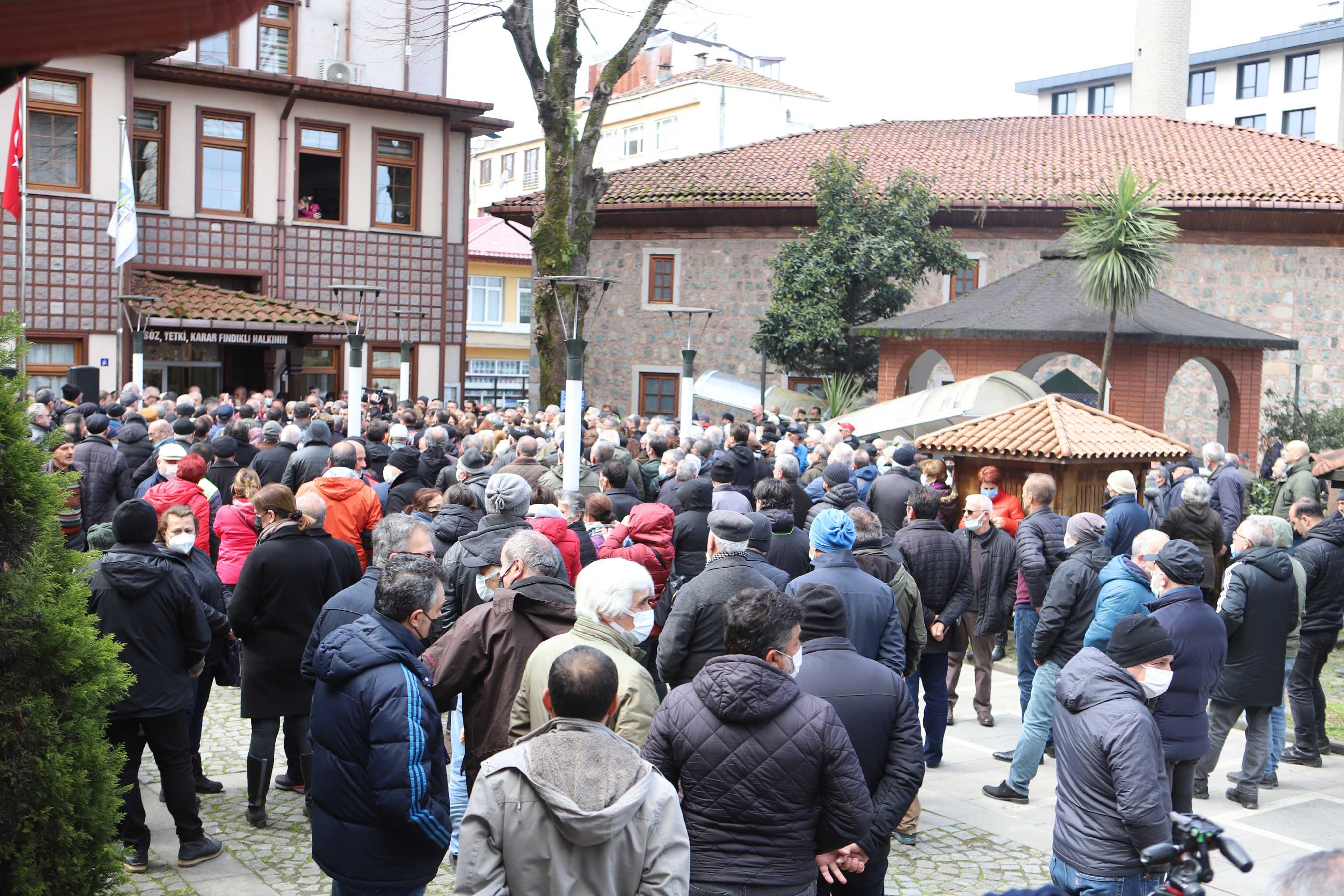 Fındıklı Belediye Başkanı Ercüment Çervatoğlu açıklama yaparken