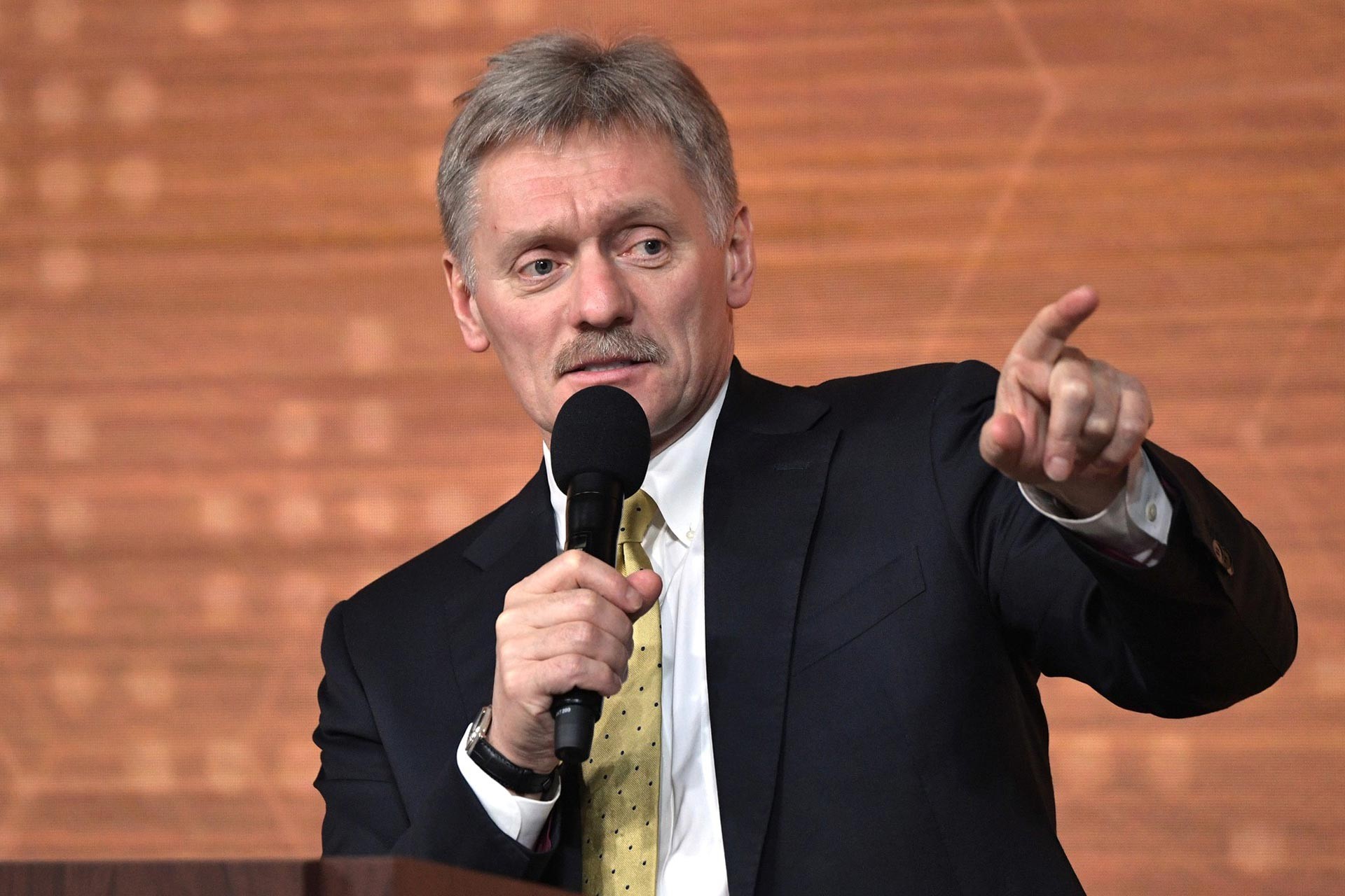 Dmitri Peskov kürsüde konuşuyor