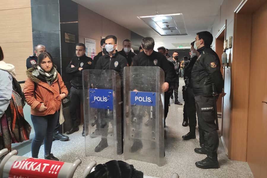 Gebze'de görülen istismar davası esanasında çekilmiş bir fotoğraf.