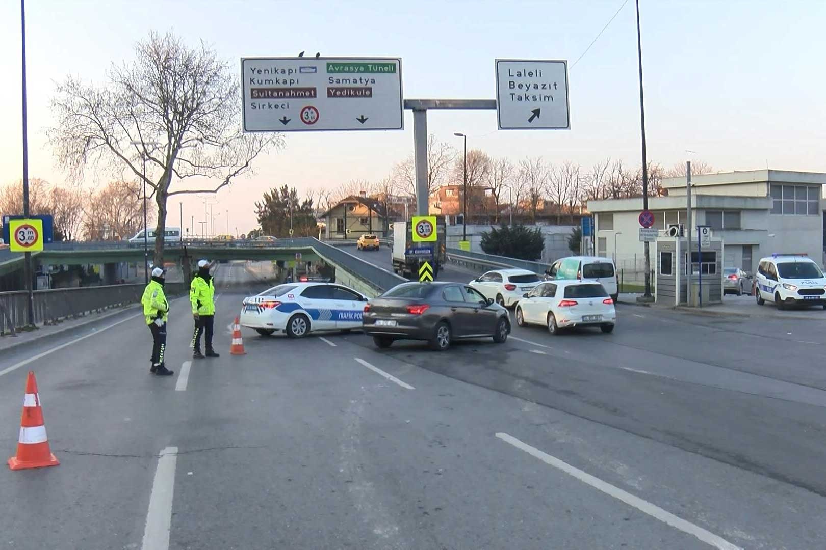 Trafiğe kapatılan Ayvansaray-Yenikapı sahil yolundaki polis ekipleri