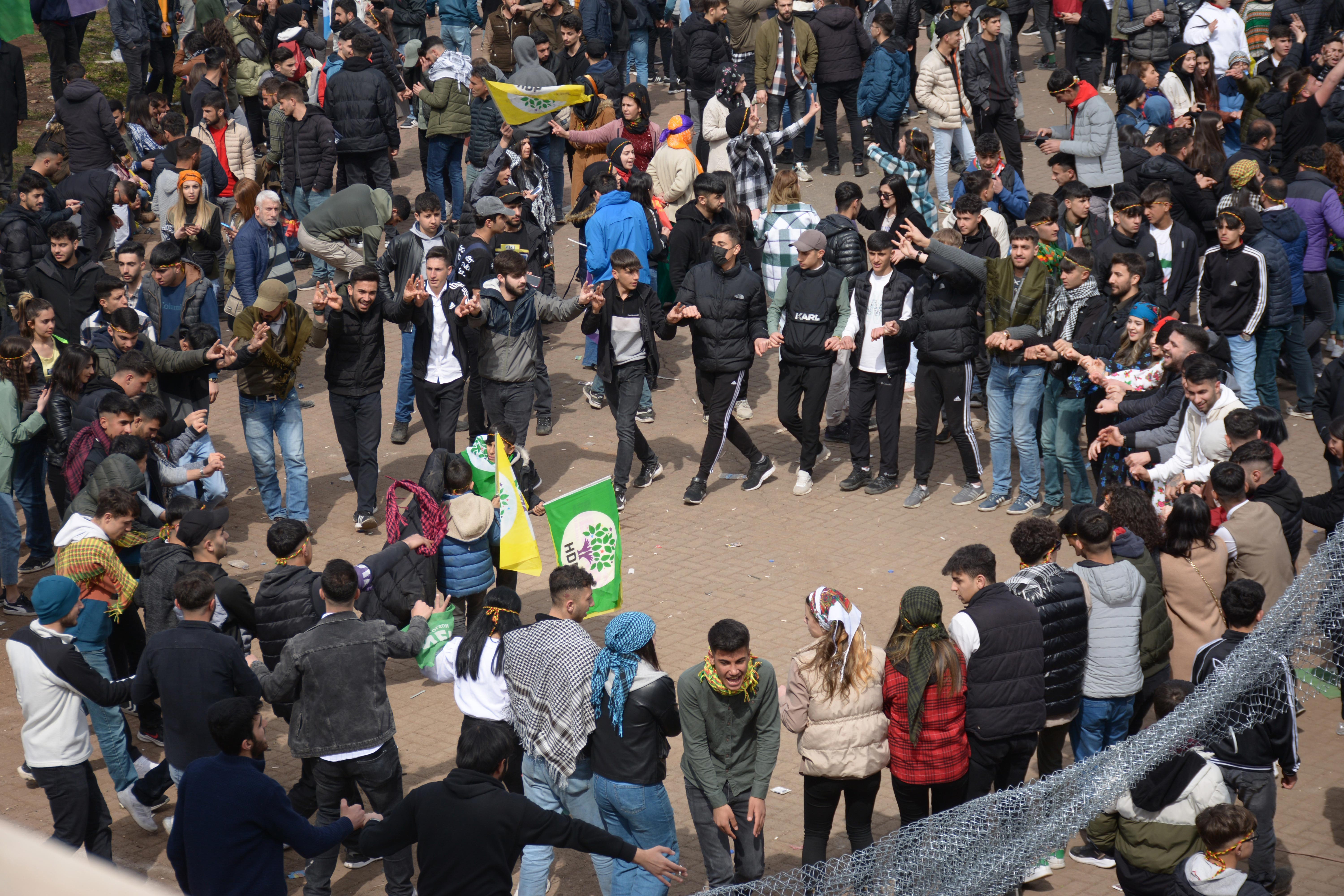 Newroz alanında halay çekenler