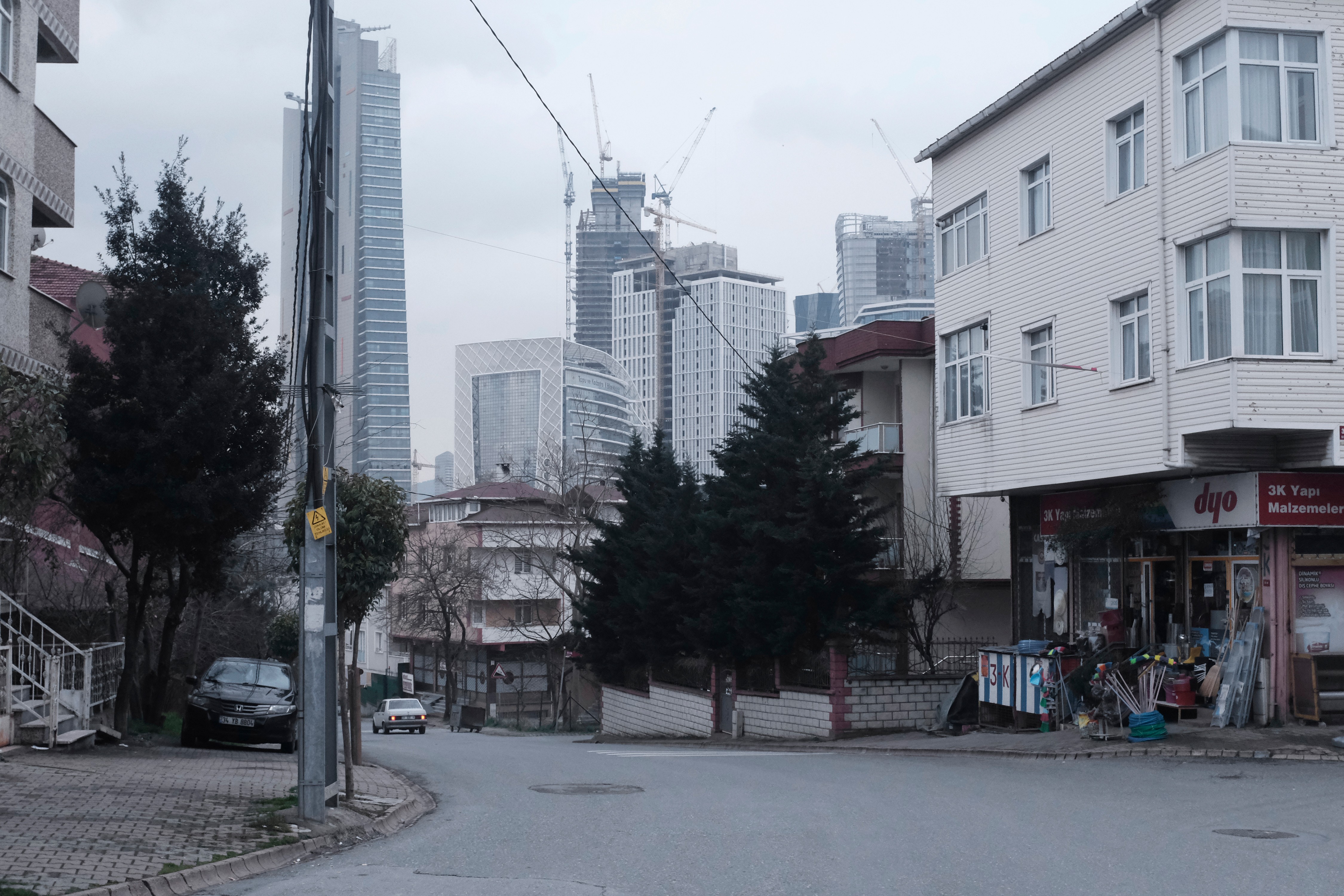 Yenişehir Mahallesi'nin yakınında yükselen gökdelenler.