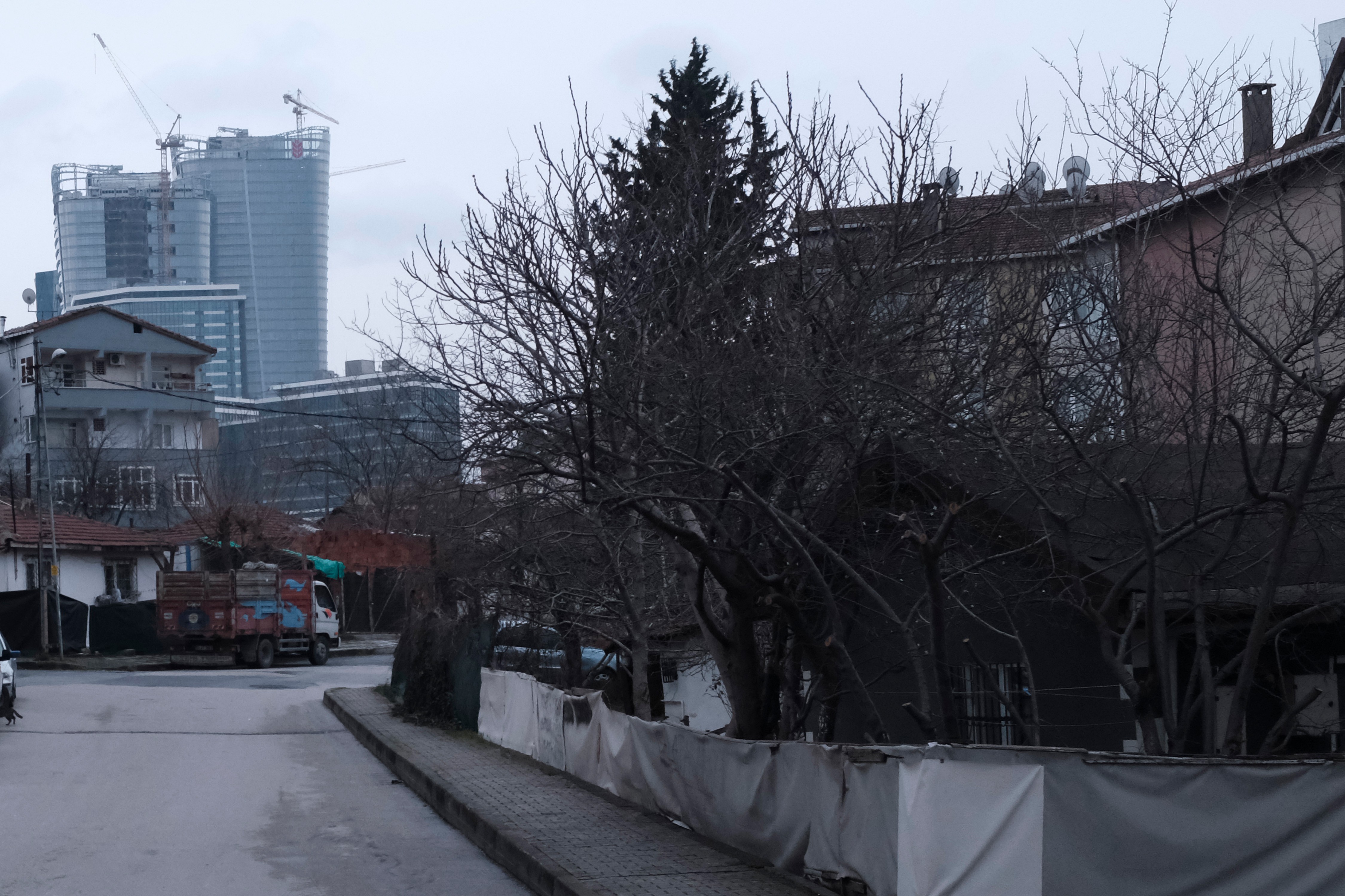 Yenişehir Mahallesi'nin yakınında yükselen gökdelenler.