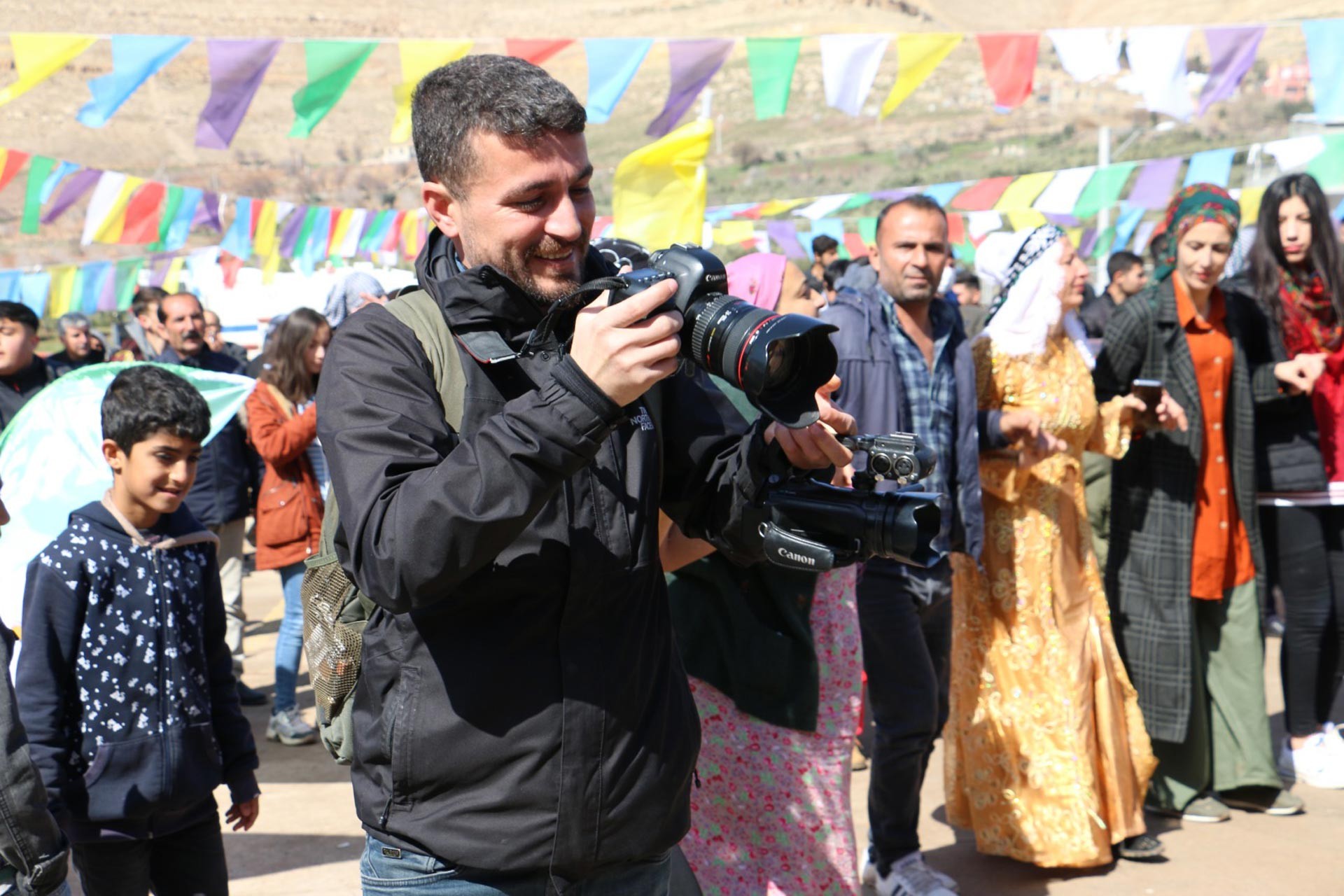 Ahmet Kanbal elinde fotoğraf makinesi