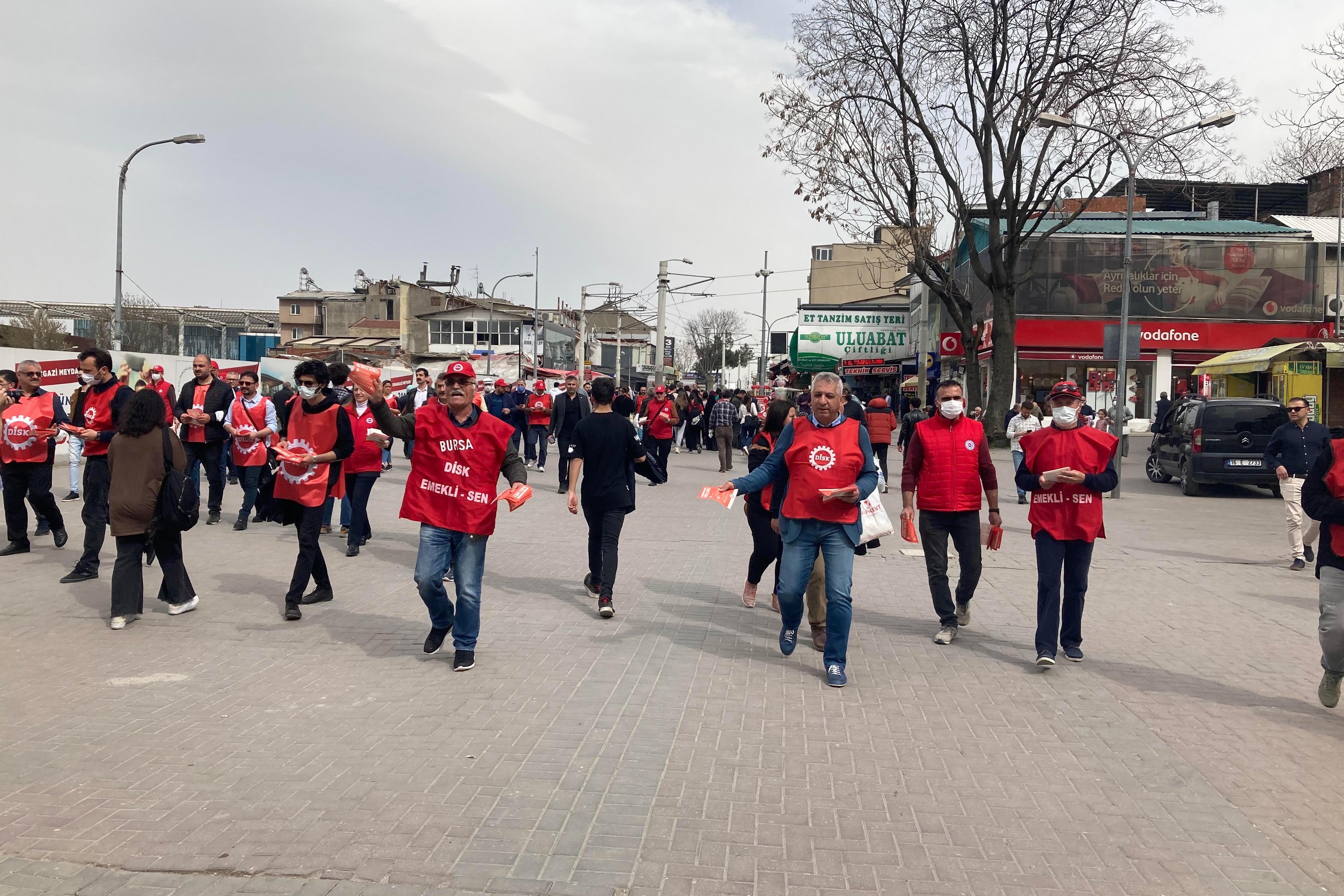 Bursa'da bir araya gelen DİSK Başkanlar Kurulu üyeleri bildiri dağıtımı ve basın açıklaması yaptı.