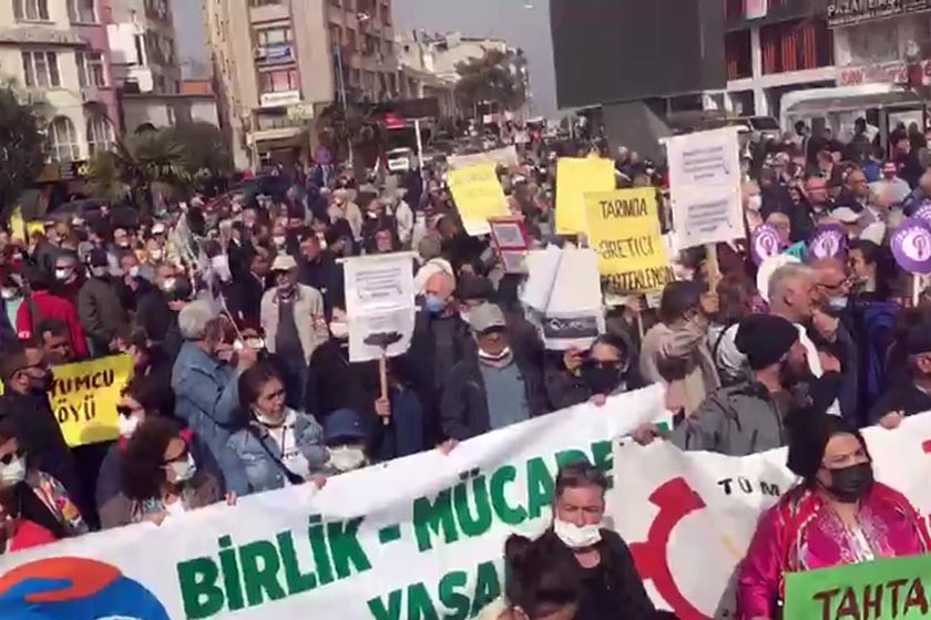 Zeytin Hayattır Zeytinime Dokunma yazılı pankartın arkasında kalabalık