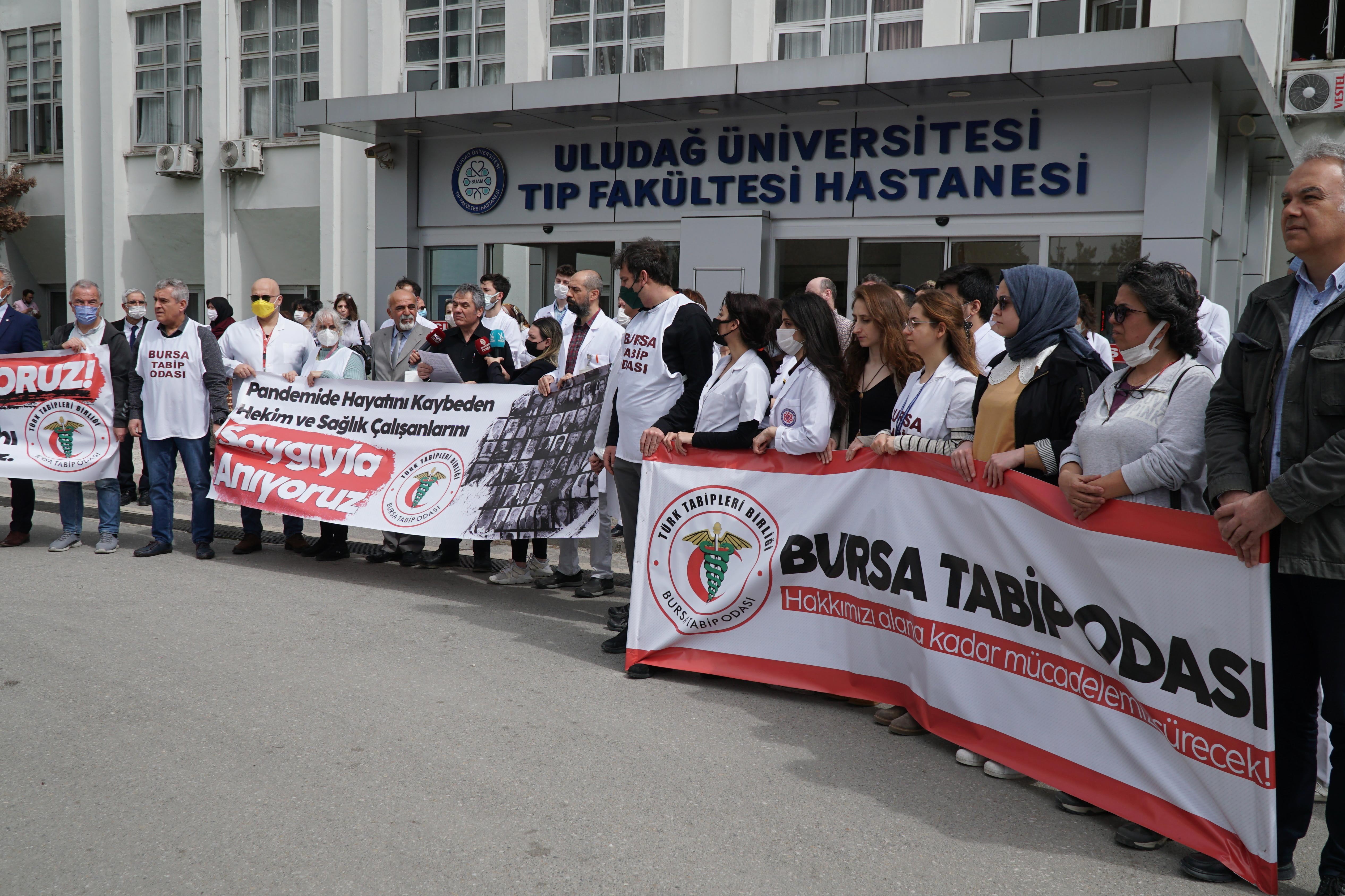 Tıp fakültesi önünde yapılan kalabalık açıklama