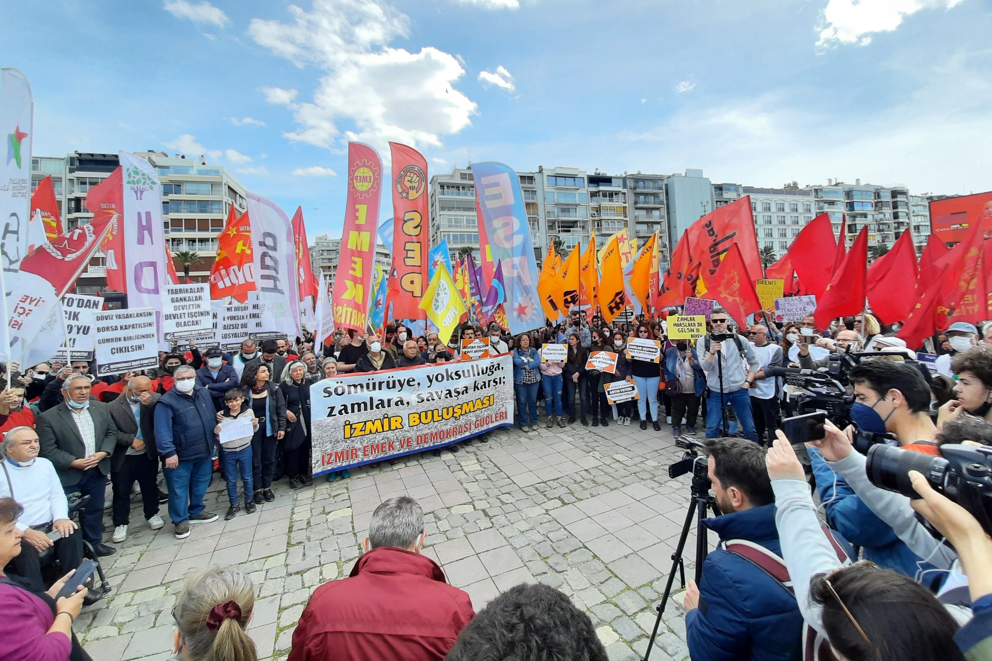 İzmir'de yüzlerce kişi kitlesel basın açıklaması gerçekleştirerek 'zamlar geri alınsın, ücretlere ek zam yapılsın' dedi.