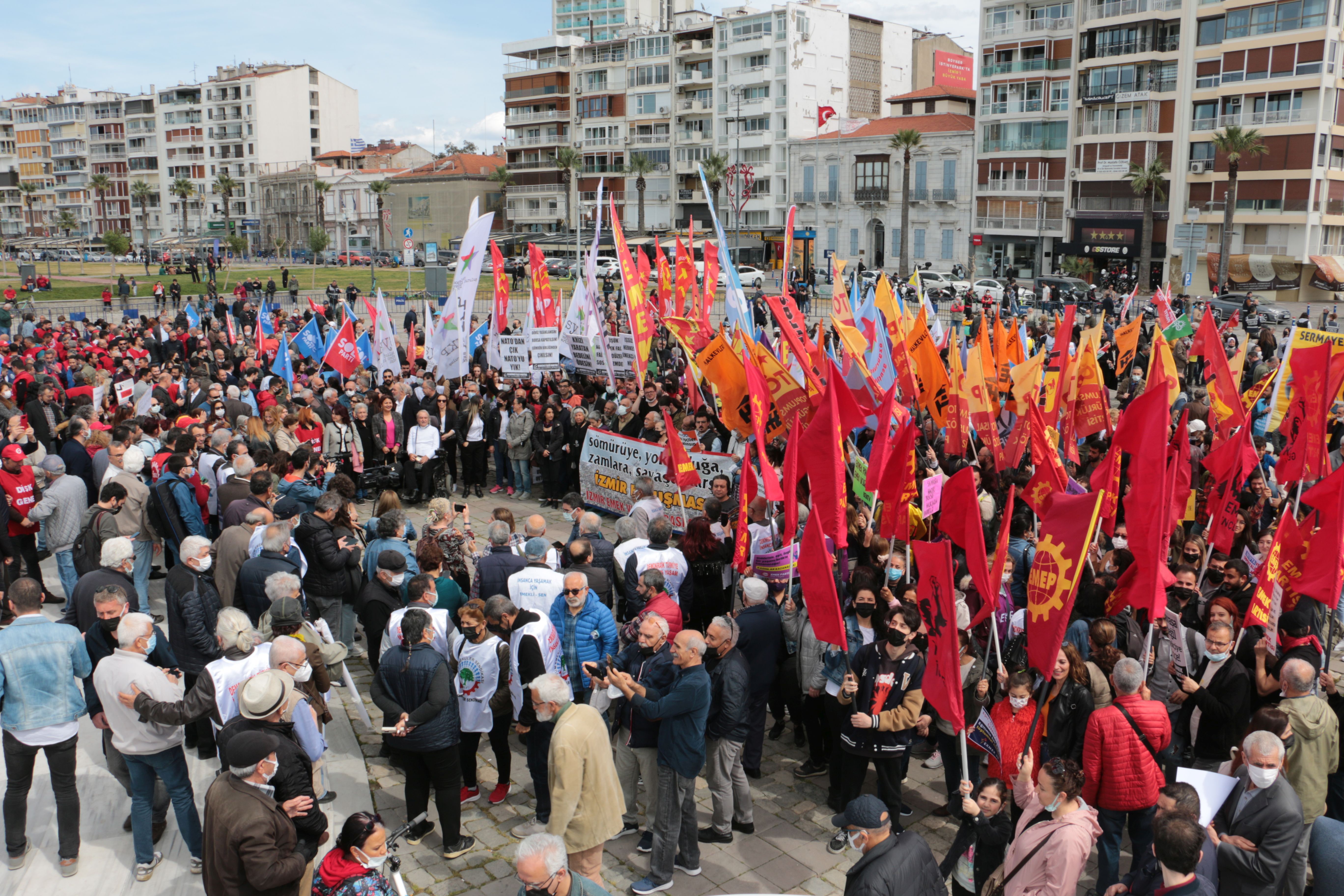 İzmir'de yüzlerce kişi kitlesel basın açıklaması gerçekleştirerek 'zamlar geri alınsın, ücretlere ek zam yapılsın' dedi.