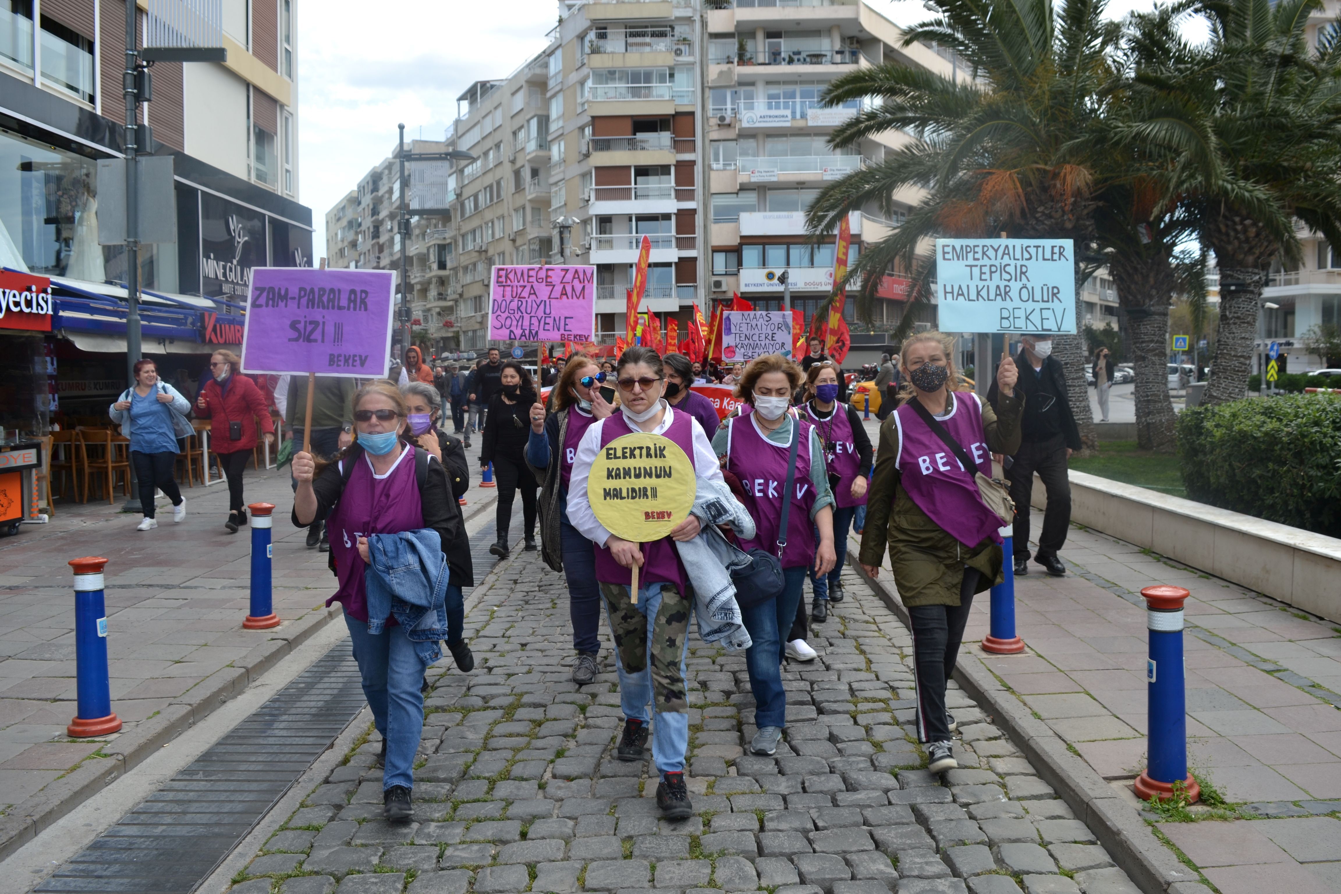 İzmir'de yüzlerce kişi kitlesel basın açıklaması gerçekleştirerek 'zamlar geri alınsın, ücretlere ek zam yapılsın' dedi.