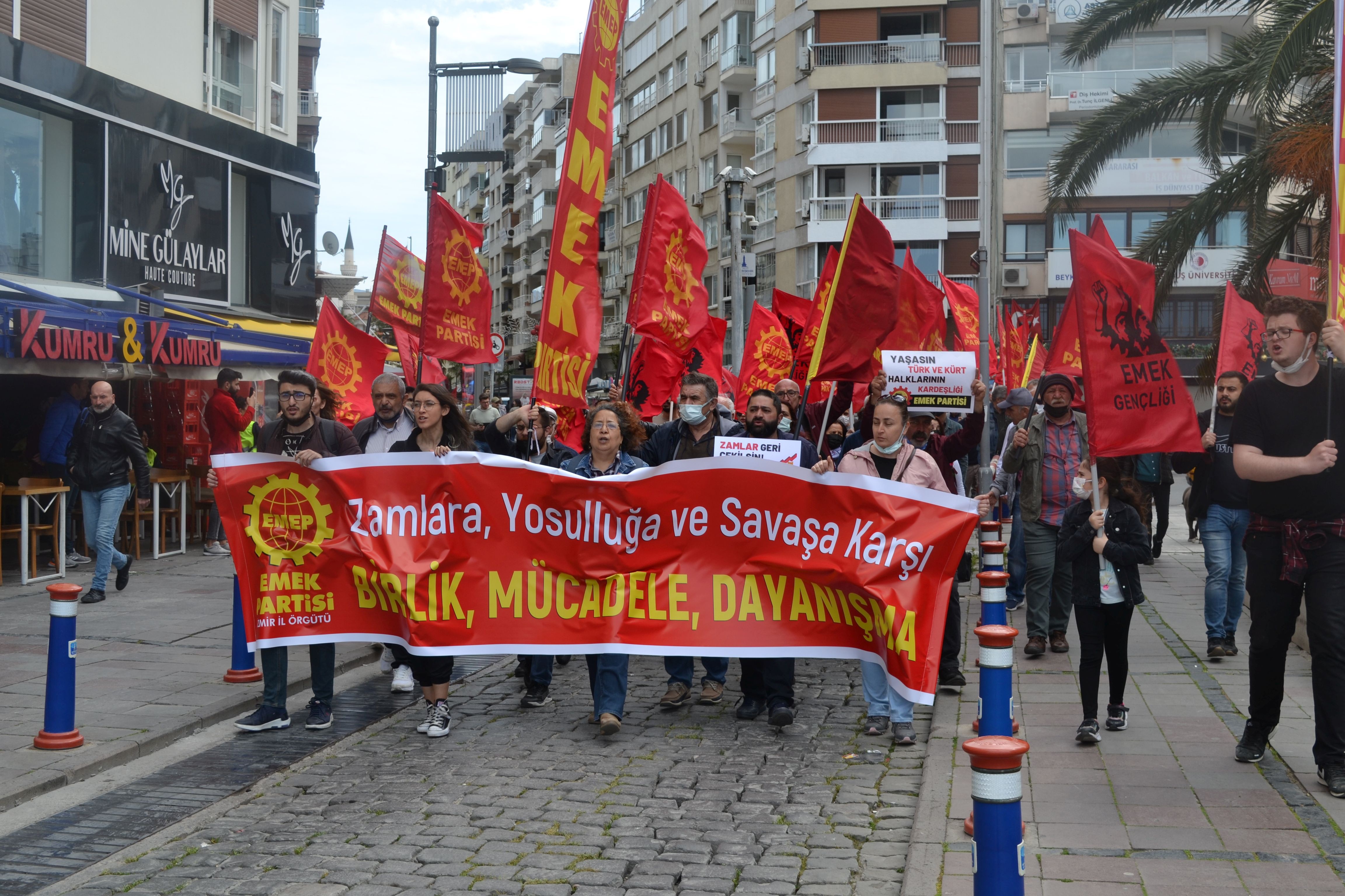 İzmir'de yüzlerce kişi kitlesel basın açıklaması gerçekleştirerek 'zamlar geri alınsın, ücretlere ek zam yapılsın' dedi.