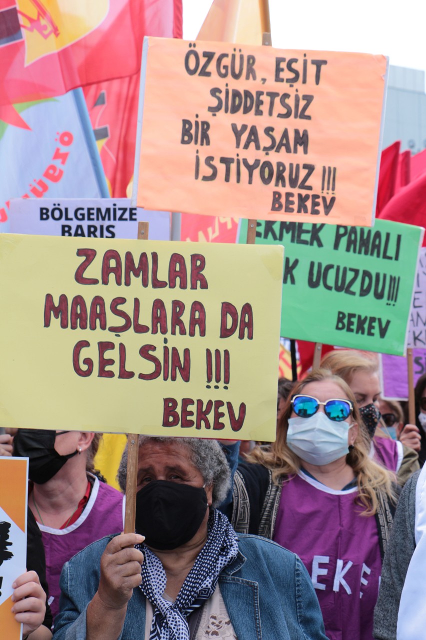 İzmir'de yüzlerce kişi kitlesel basın açıklaması gerçekleştirerek 'zamlar geri alınsın, ücretlere ek zam yapılsın' dedi.