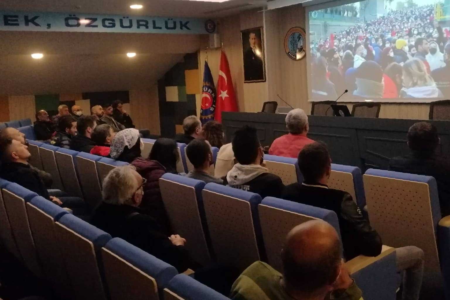 Gebze'de Evrensel tarafından düzenlenen söyleşideki sinevizyon gösterimi