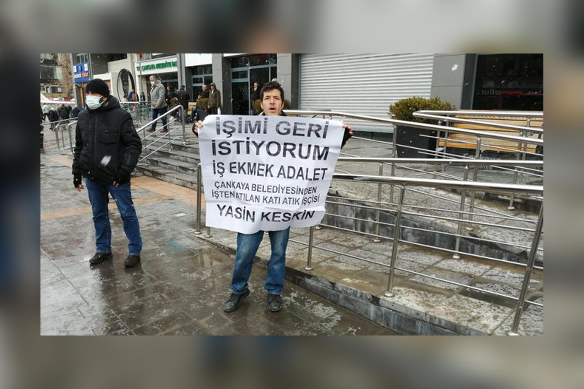 Yasin Keskin, elinde işimi geri istiyorum yazılı dövizi tutuyor